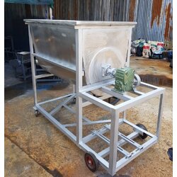 เครื่องผสมปุ๋ย ปุ๋ยเคมี ถังสแตนเลส แนวนอน ขนาด 300kg มอเตอร์ 3HP