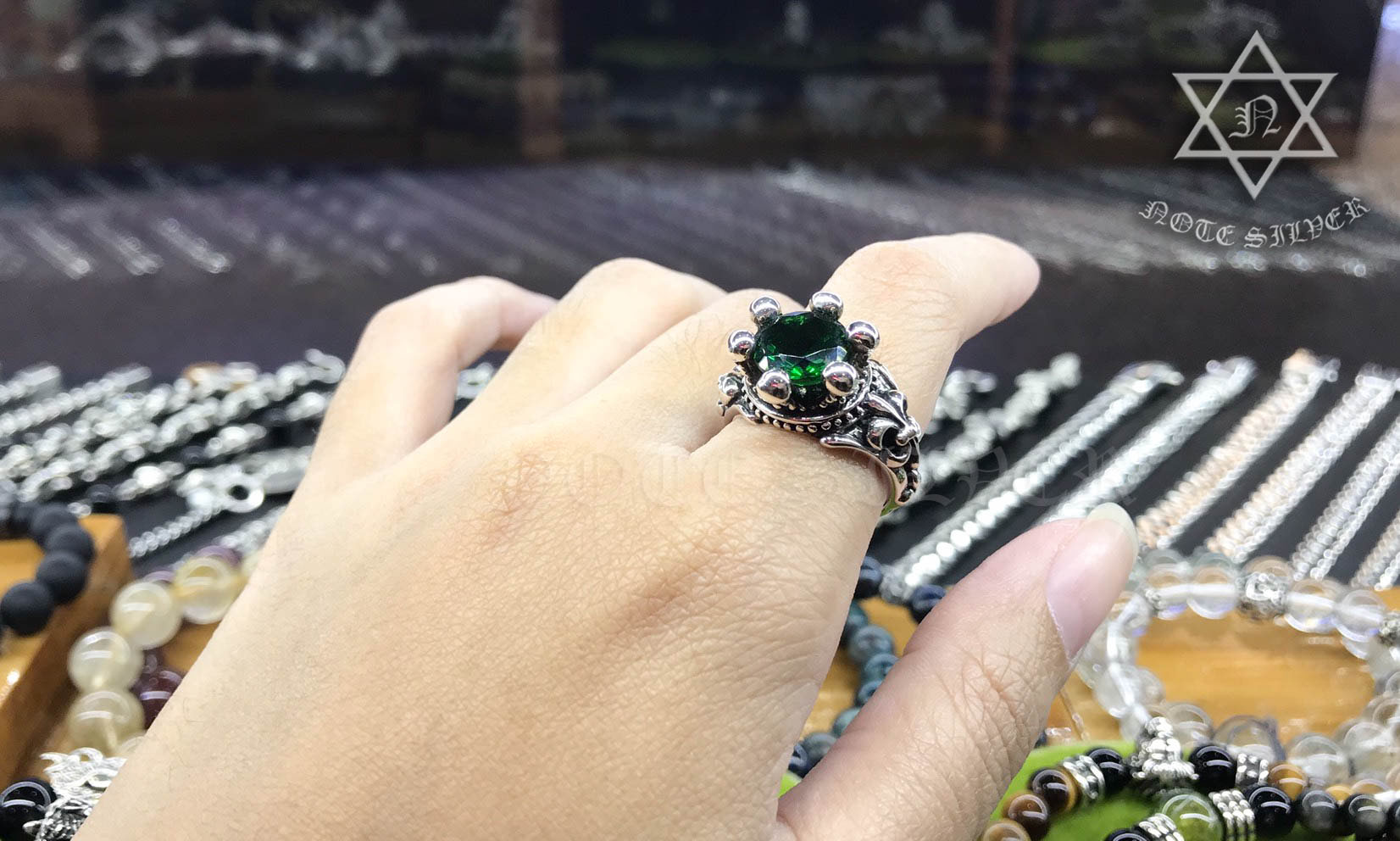 แหวนเงินแท้ มงกุฎฝังพลอยสีเขียวเข้ม Sterling Silver 925 NSRG2345
