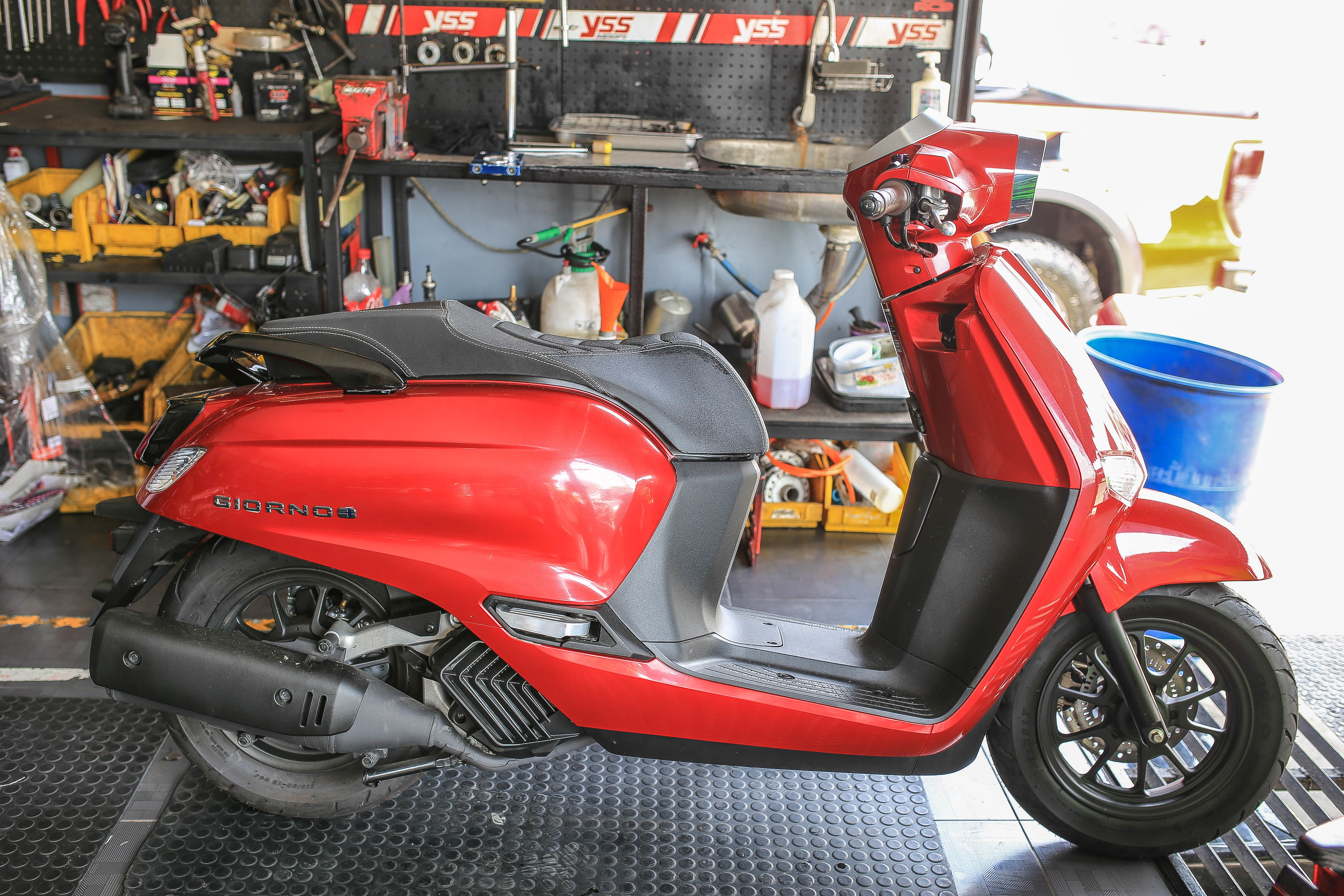 เบาะ Honda Giorno+ โครงเทียม หน่อยวัดด่าน มี 3 สีให้เลือก ดำด้ายแดง ดำด้ายดำ เบาะแดง