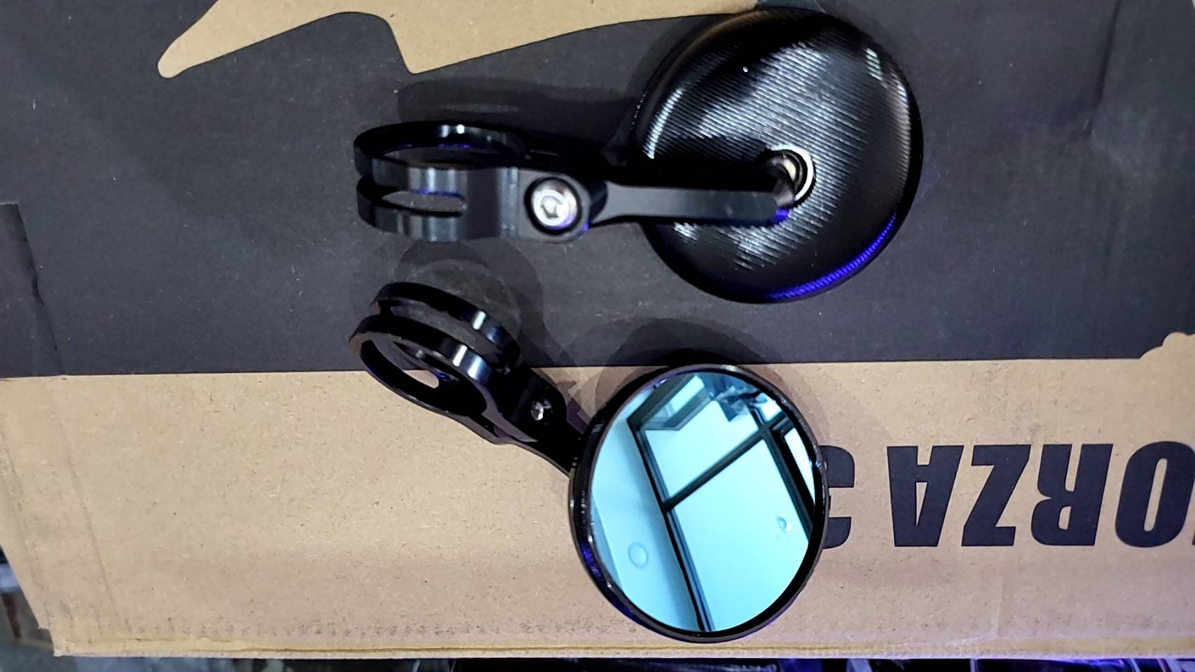 กระจกปลายแฮนด์ ทรงกลม งาน อลูมิเนียม CNC เลนส์กระจกตัดแสงสีฟ้า ใส่ตรงรุ่น giorno และ Click 160 กลึง กลึงเบ้าปลายแฮนด์ให้เรียบร้อยแล้วใส่ได้เลยตรงรุ่น ไม่ต้องตัดแฮนด์