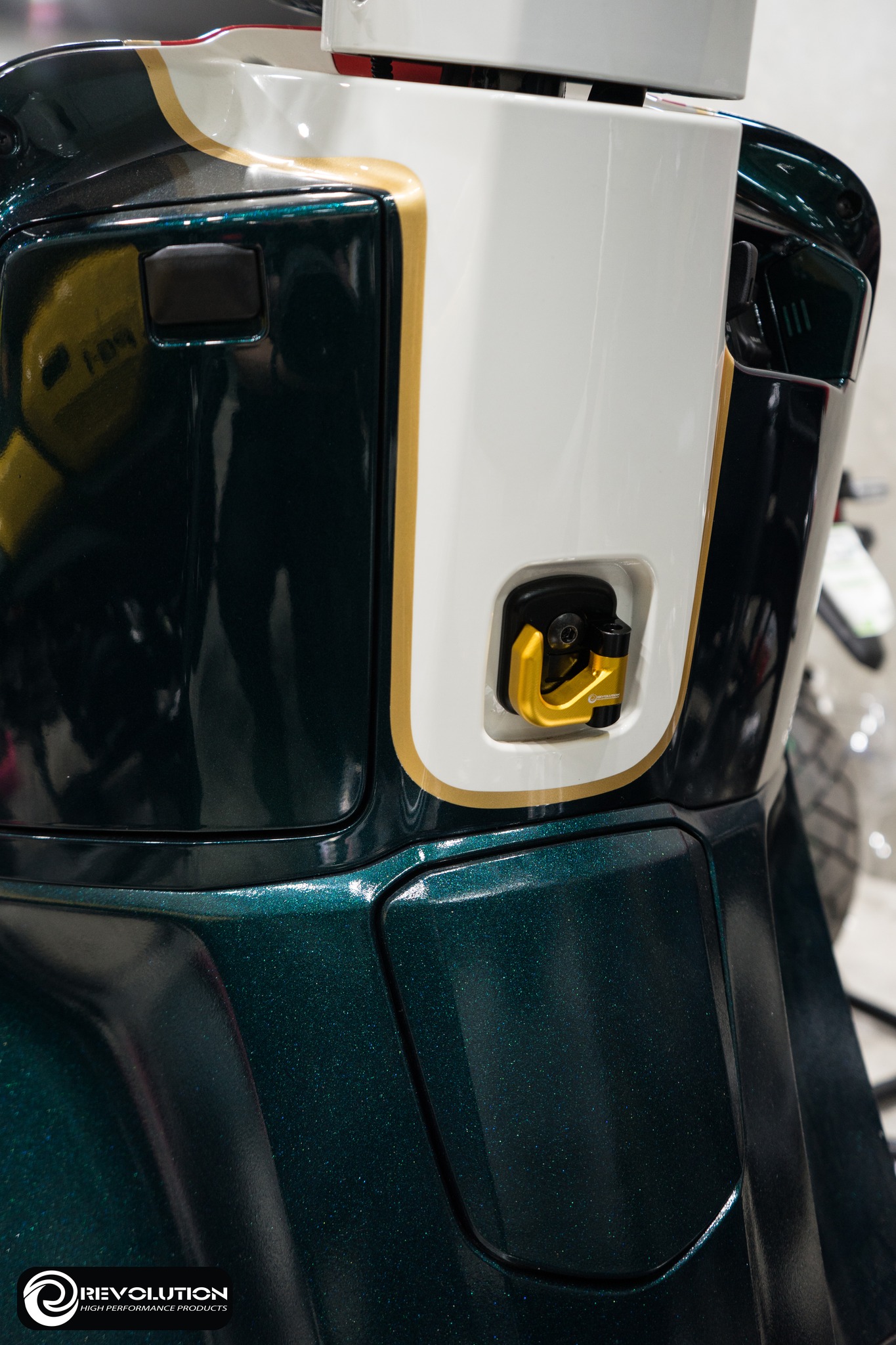 ตัวแขวนหมวก CNC REVOLUTION GIORNO+ - เงิน - แดง- ทอง - ดำ - เขียว - น้ำเงิน- ส้ม- ม่วง ราคา 560 บาท/ตัว