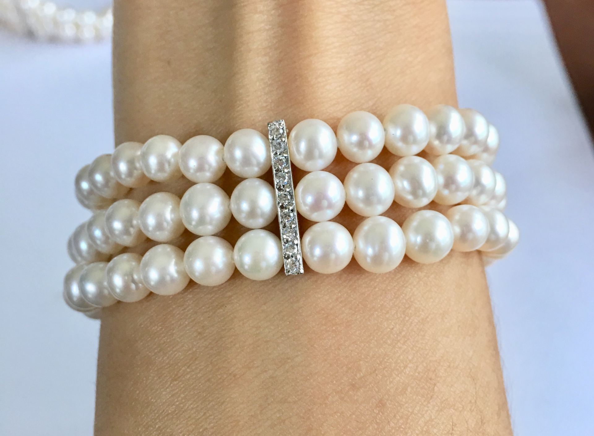 สร้อยข้อมือไข่มุกแท้ สีขาว แบบ 3 ชั้น 5-6 มิล คั่นด้วยข้อเพชรตรงกลาง