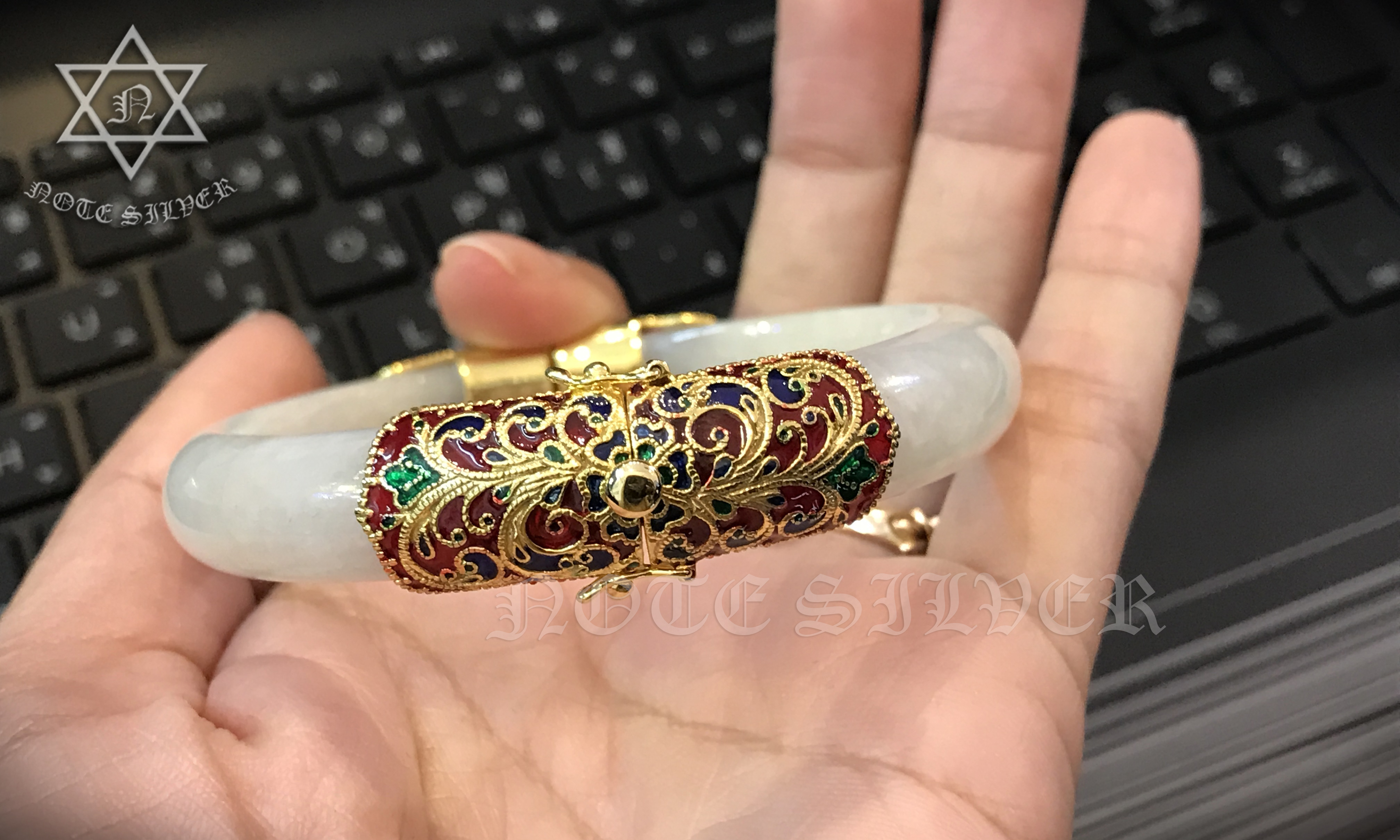 กำไลงาช้าง หุ้มด้วยทองแท้ และลงยา ทรงบานพับ และมีเซฟล็อค 9k GOLD NSYG1410