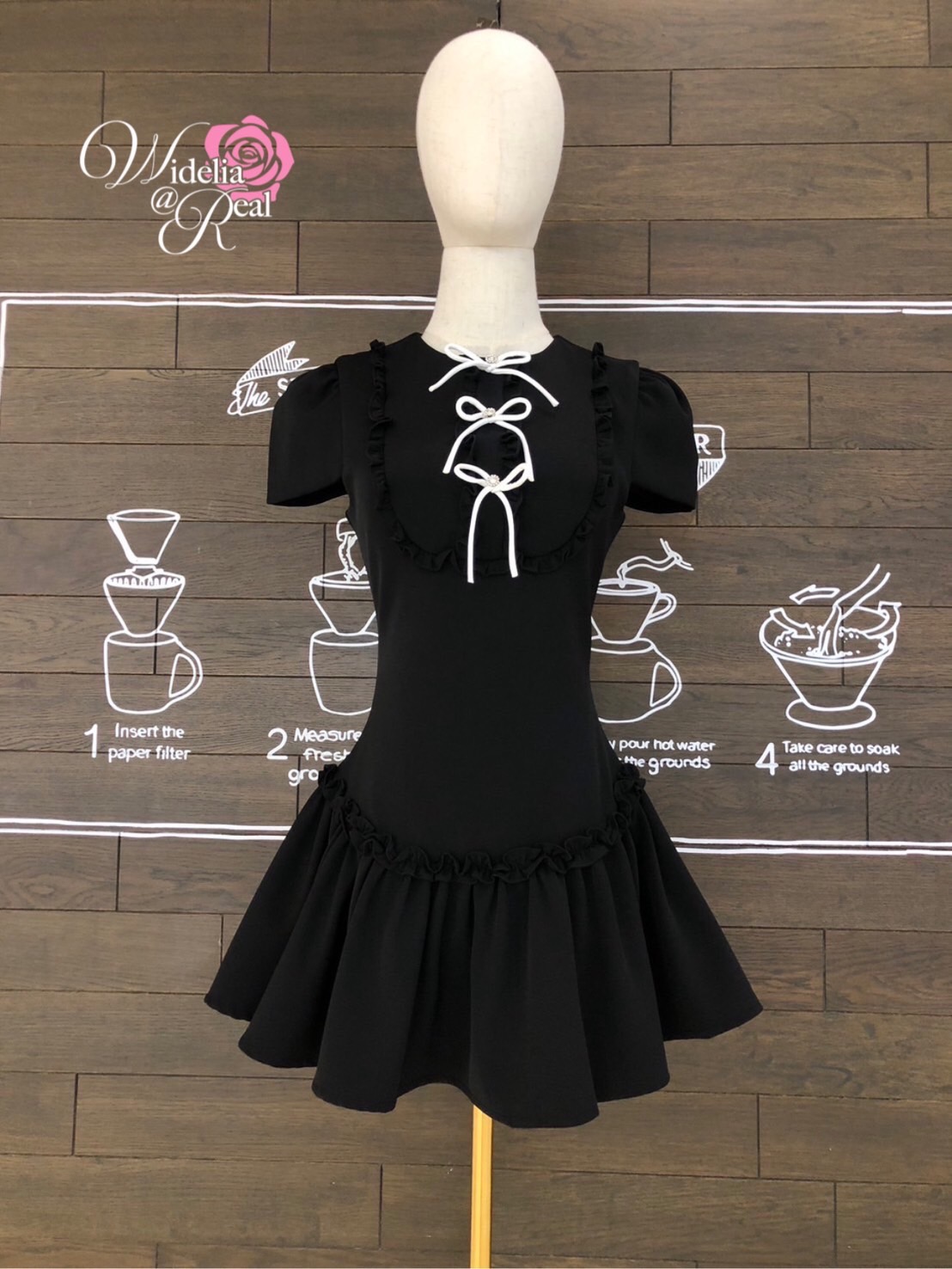 Korea Dress เดรสแขนสั้น อกเย็บโบว์ดำและแต่งด้วยเพชร