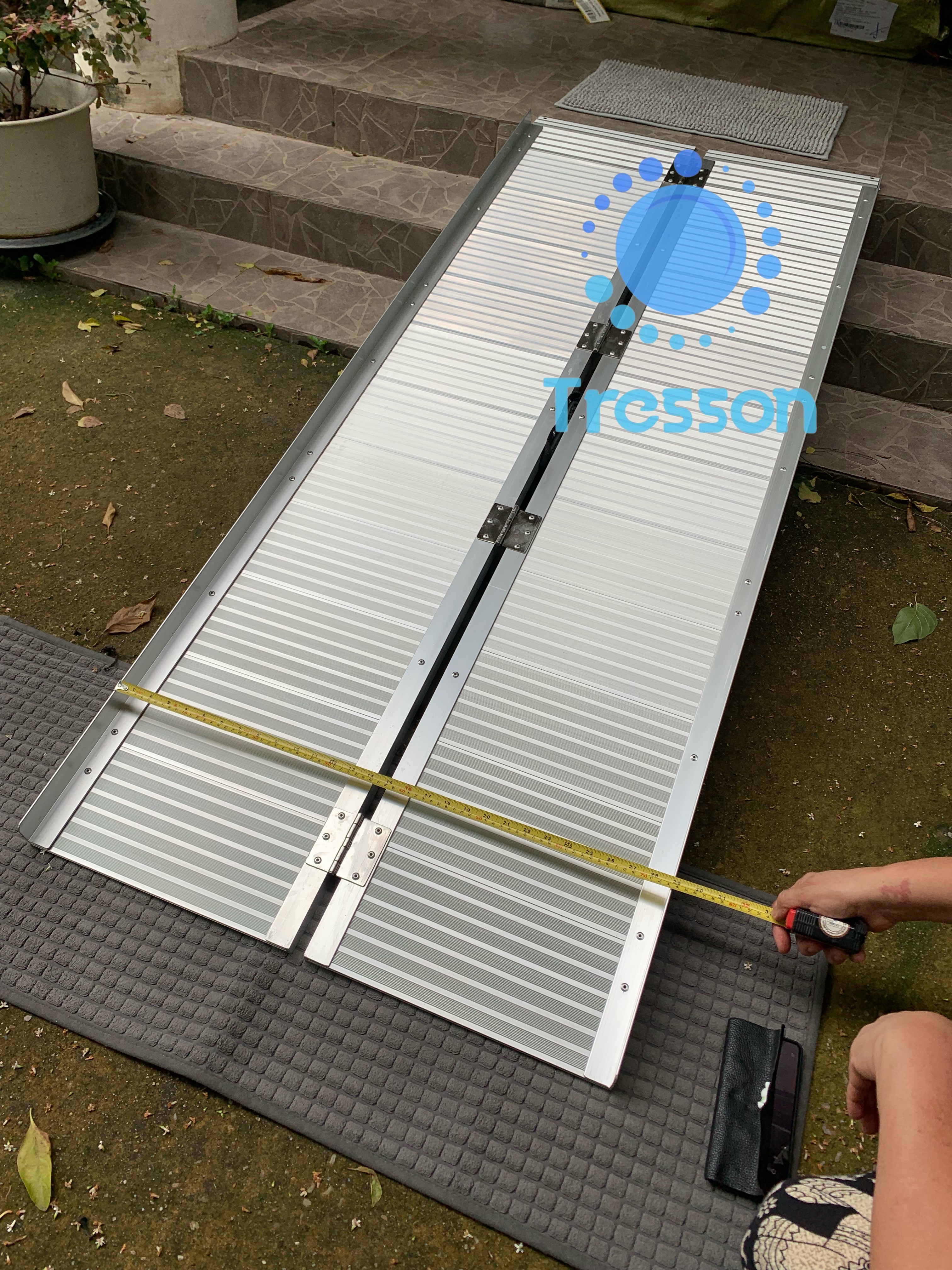 ทางลาดรถเข็นอลูมิเนียม รุ่นประหยัด ยาว 6ฟุต กว้าง73ซม.นน.15.6kg พกพา พับได้ ใช้ได้กับความสูงถึง50ซม.รับนน.275 kg