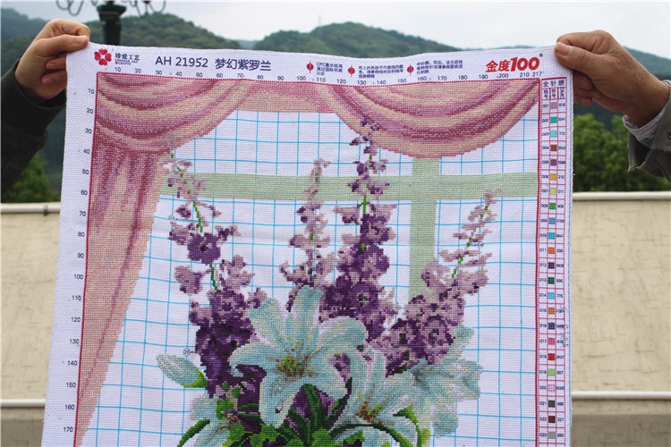 lily-1007 *สินค้าหมด* ชุดปักครอสติช ลายแจกันช่อลิลลี่ (ไม่มีเดินเส้น ผ้า11CTพิมพ์ลาย ปัก 3 เส้นเล็ก) ขนาด 50*65 ซม.ผ้าครอสติช 11CTพิมพ์ลายปักบนผ้า ไหมคอตตอน 32 สี ผังลาย เข็ม