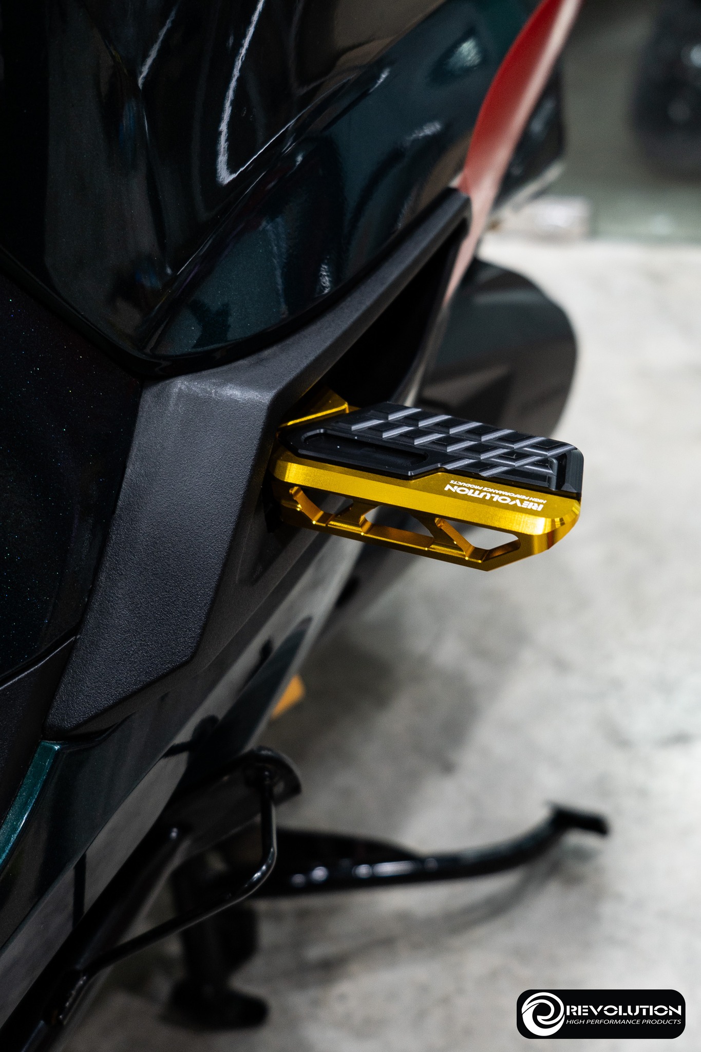 พักเท้าหลัง CNC (มีเนียม+POM) REVOLUTION GIORNO+- เงิน- แดง- ทอง- ดำ- เขียว- น้ำเงิน- ส้ม - ม่วง - ชมพู ราคา 1,590 บาท/คู่