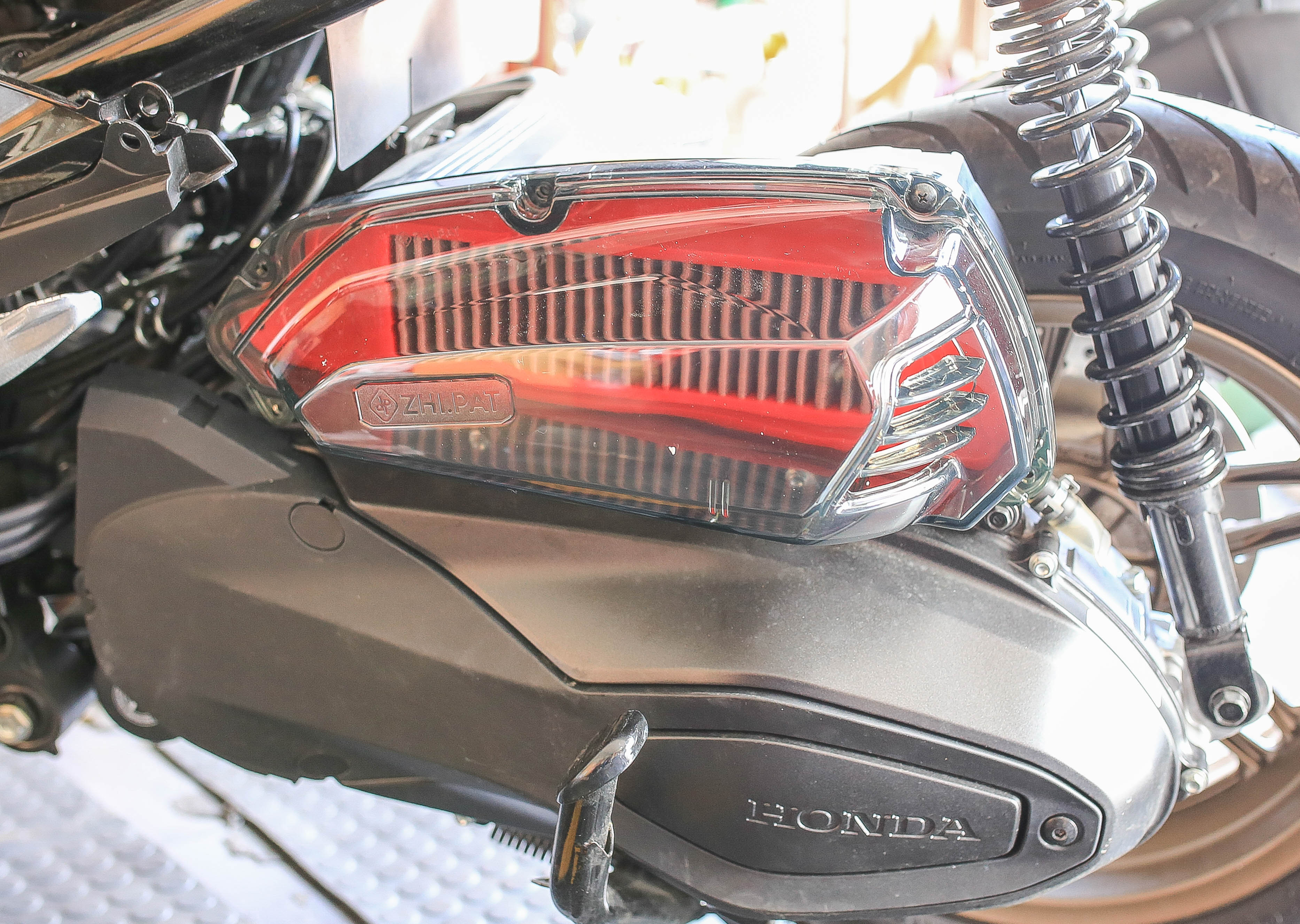 ฝาครอบหม้อกรองอากาศ FORZA350 มีสี.ใส.กับ สี.ฟิมล์ PARABREZZA แท้เวียดนาม