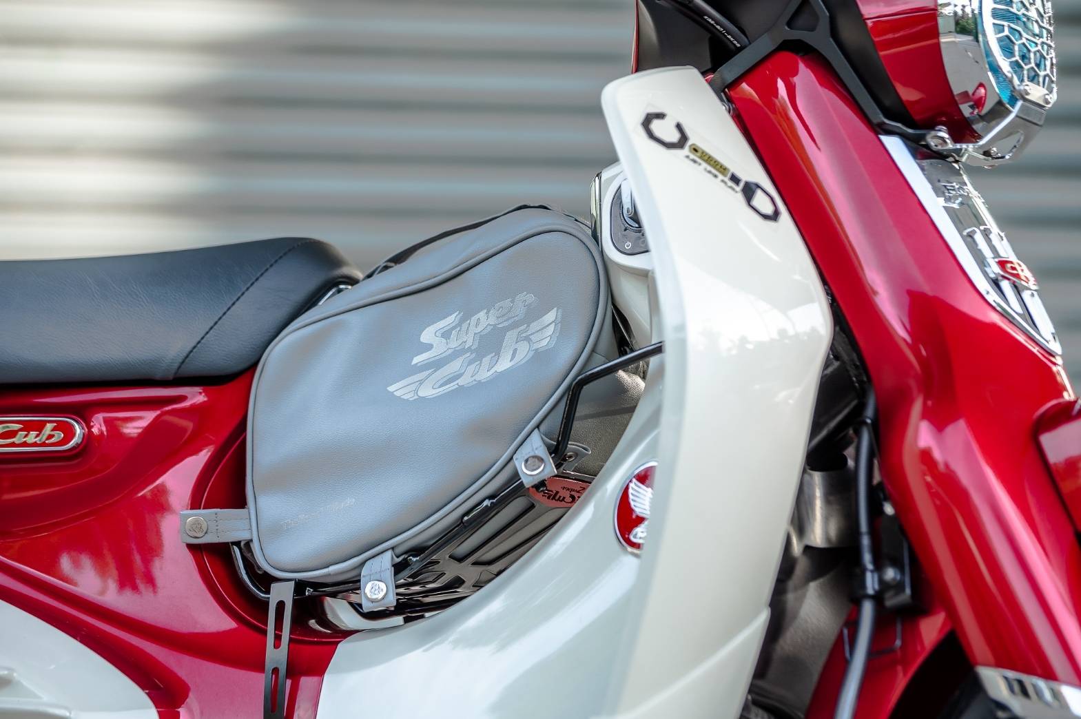 กระเป๋า C125 MotoLordD HONDA C125 ราคา 990 มีสีเทา ครีม แดง ดำ