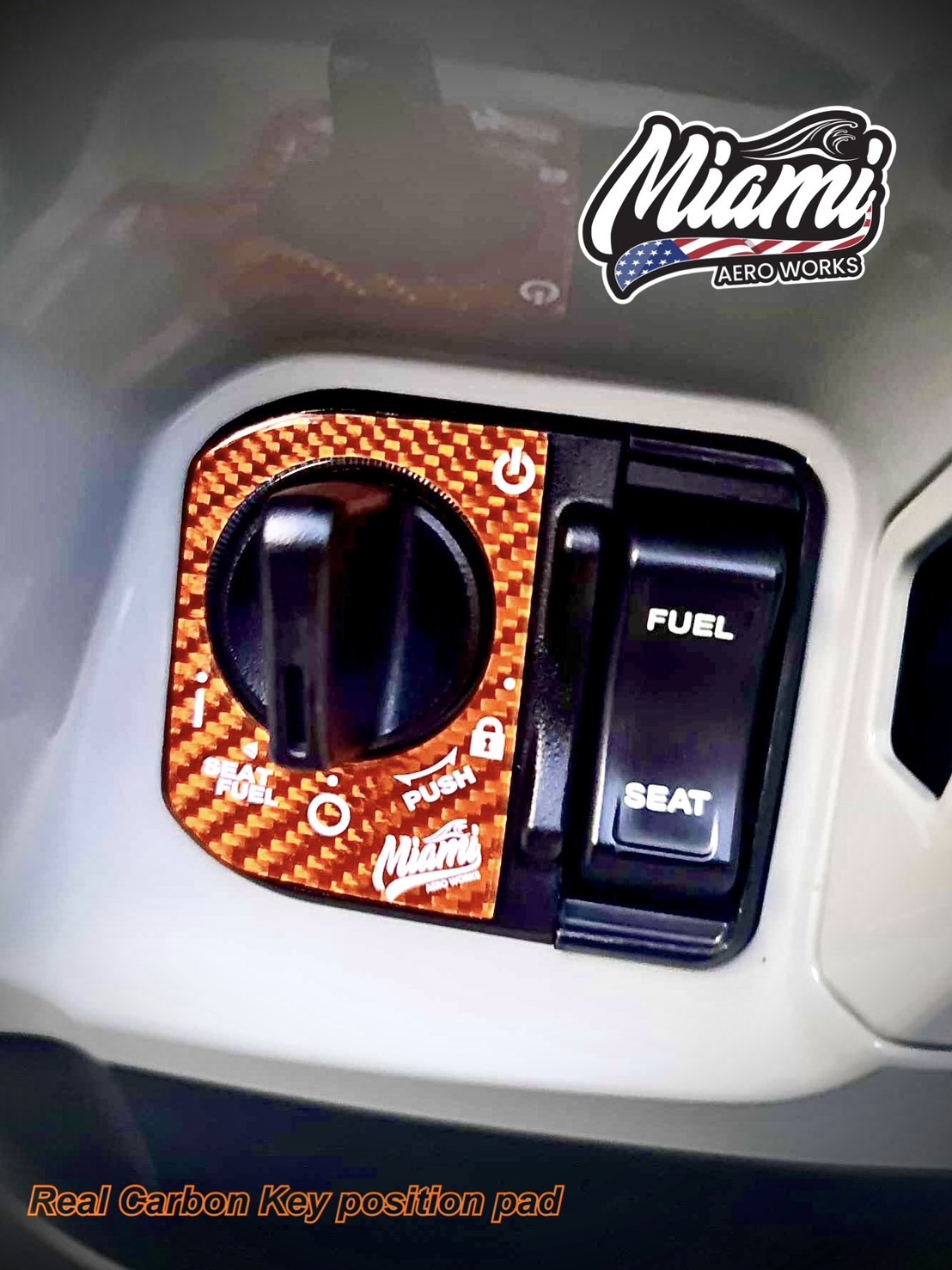 ครอบกุญแจ แต่ง เพียวคาร์บอน MIAMI Real Carbon Key position pad สำหรับ PCX160 ปี21-24,Lead125,Giorno,ADV160 มีให้เลือกตอนนี้ ถึง8สี - Black classic “สีดำคลาสสิค - Blue sky “สีน้ำเงิน ฟ้าคราม - Red Burn “แดงเพลิง“ - Silver Light “แสงสีเงิน“ - Orange u “ส้มข