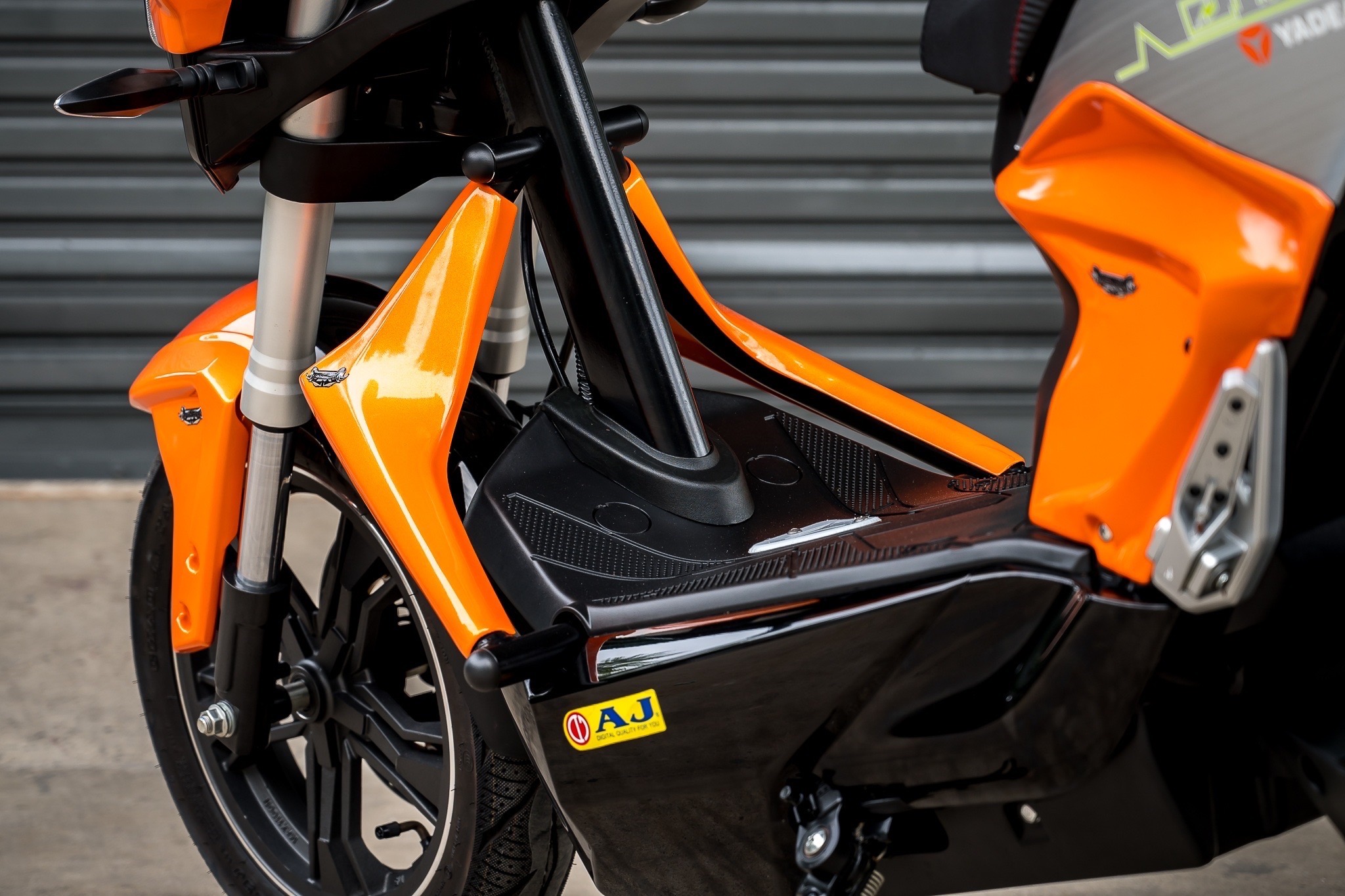 ชุดแต่งมอเตอร์ไซด์ไฟฟ้าAJ Z3 1.ชิวหน้า Windshield Z3 890฿ 2.ครอบ อกซ้าย/ขวา Front cover side fairing Z3 1700฿ 3.ครอบเฟรม Chassis cowl Z3 1350฿ 4.ครอบบังโคลนหน้า Front fender cover Z3 1400 5.ครอบแฟริ่งข้าง Under cover side fairing Z3 1400฿ 6.ครอบมือจับท้าย