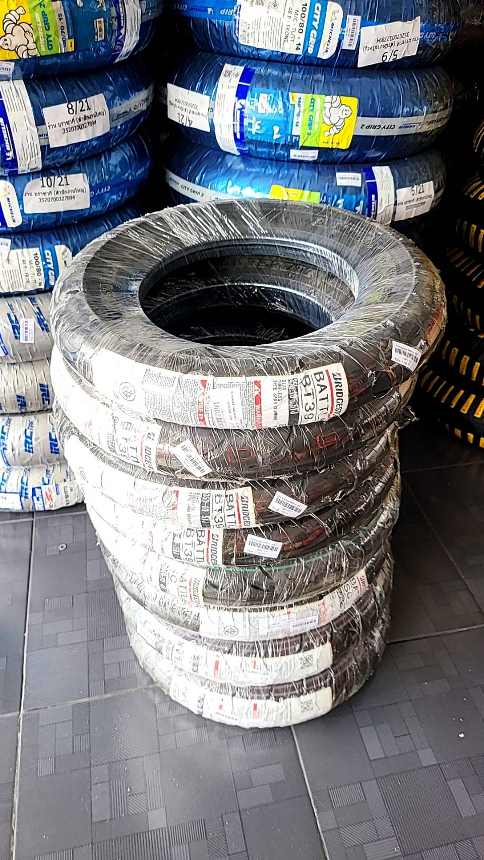 ยางBattlax ใส่ Honda Lead 125 เบอร์ยางหน้า 110/70-12 (ไทย) เบอร์ยางหลัง 3.50-10 (ญี่ปุ่น) ราคาคู่ละ 3 280 บาท