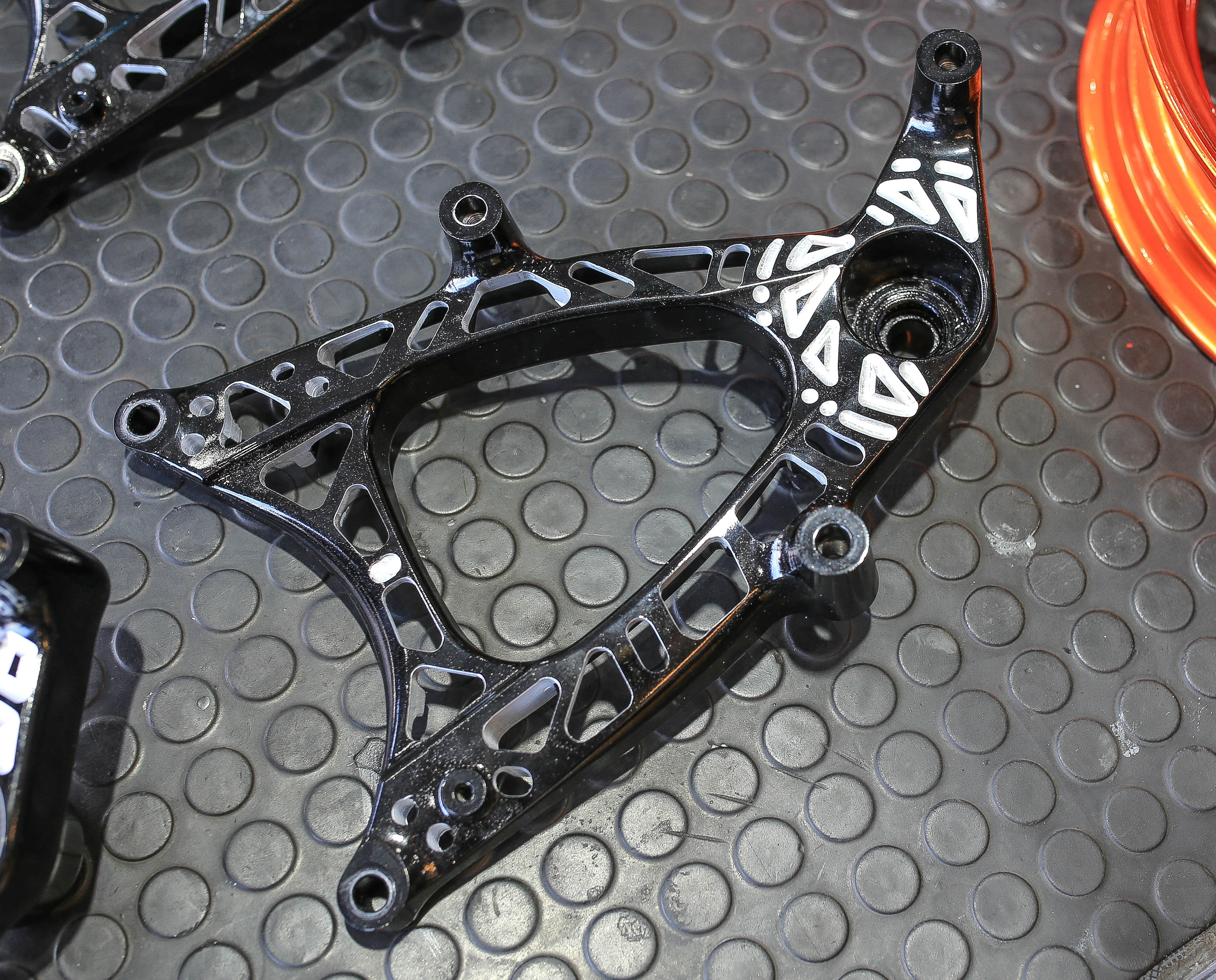 สวิงอาร์มแบบเจาะ GIORNO+ สีเงินสับ800 สีดำสับ1200