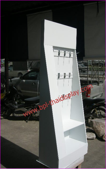 Stand ไม้พลาสวู๊ดสีขาวตั้งพื้น สำหรับโชว์สินค้าสามารถแขวนสินค้าได้หลายชิ้น