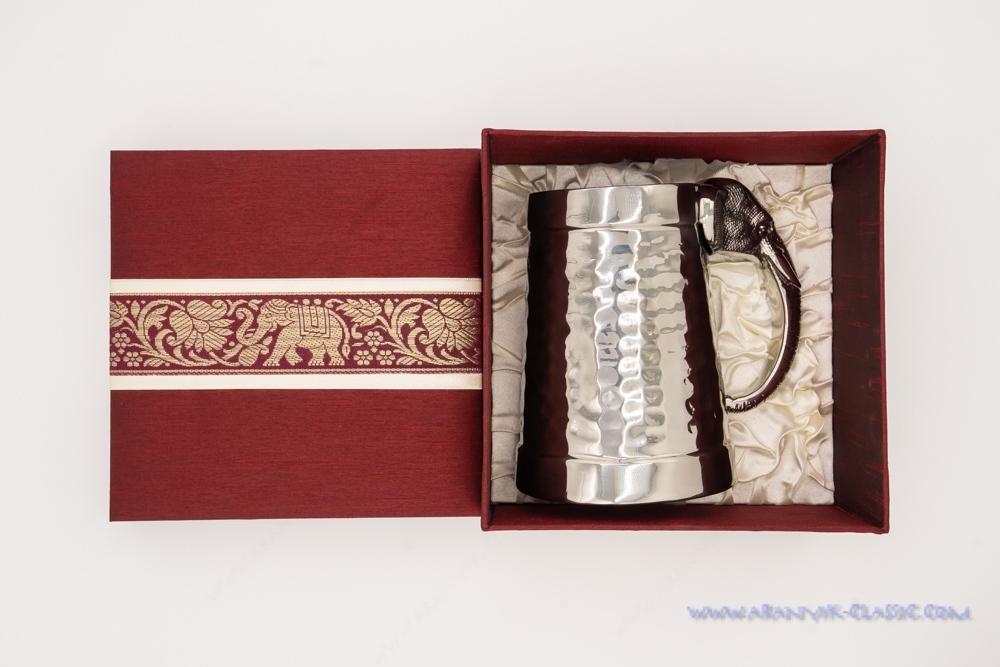 แก้วเบียร์ ด้ามจับช้าง พร้อมกล่องผ้าไหม