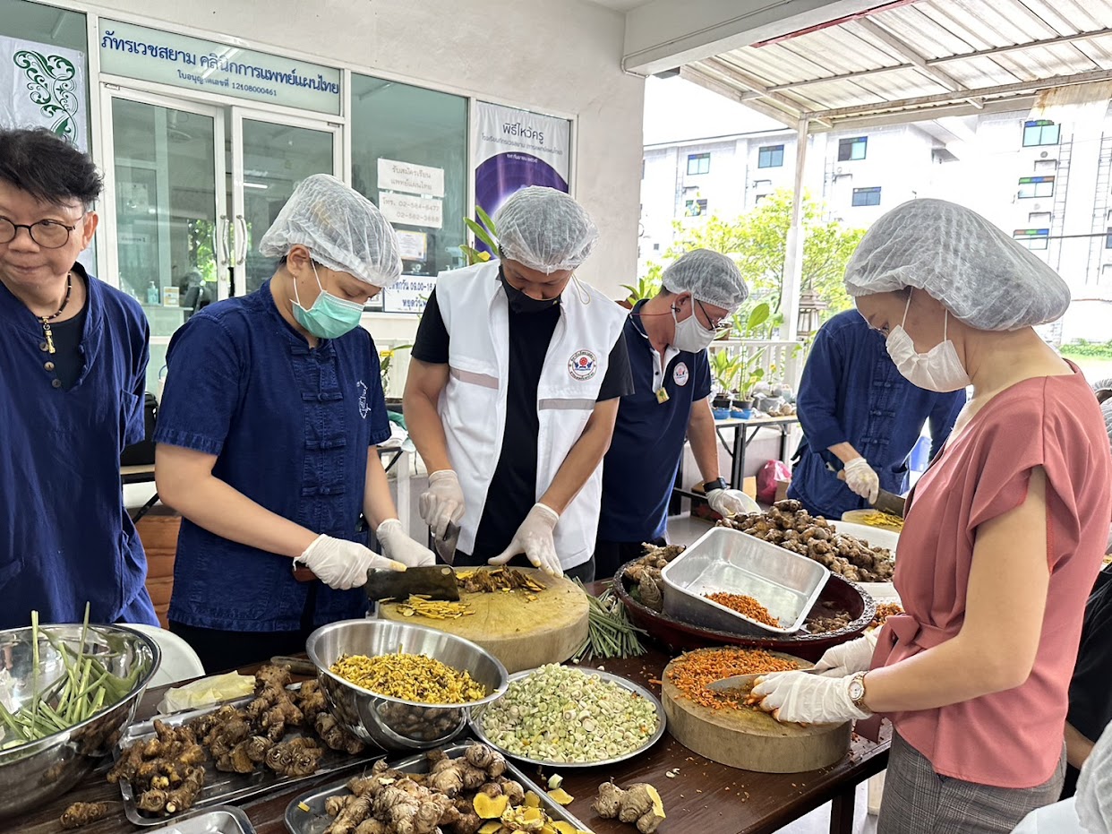 ลูกประคบสมุนไพร ลูกประคบ สูตรหมอโบราณ พร้อมส่ง