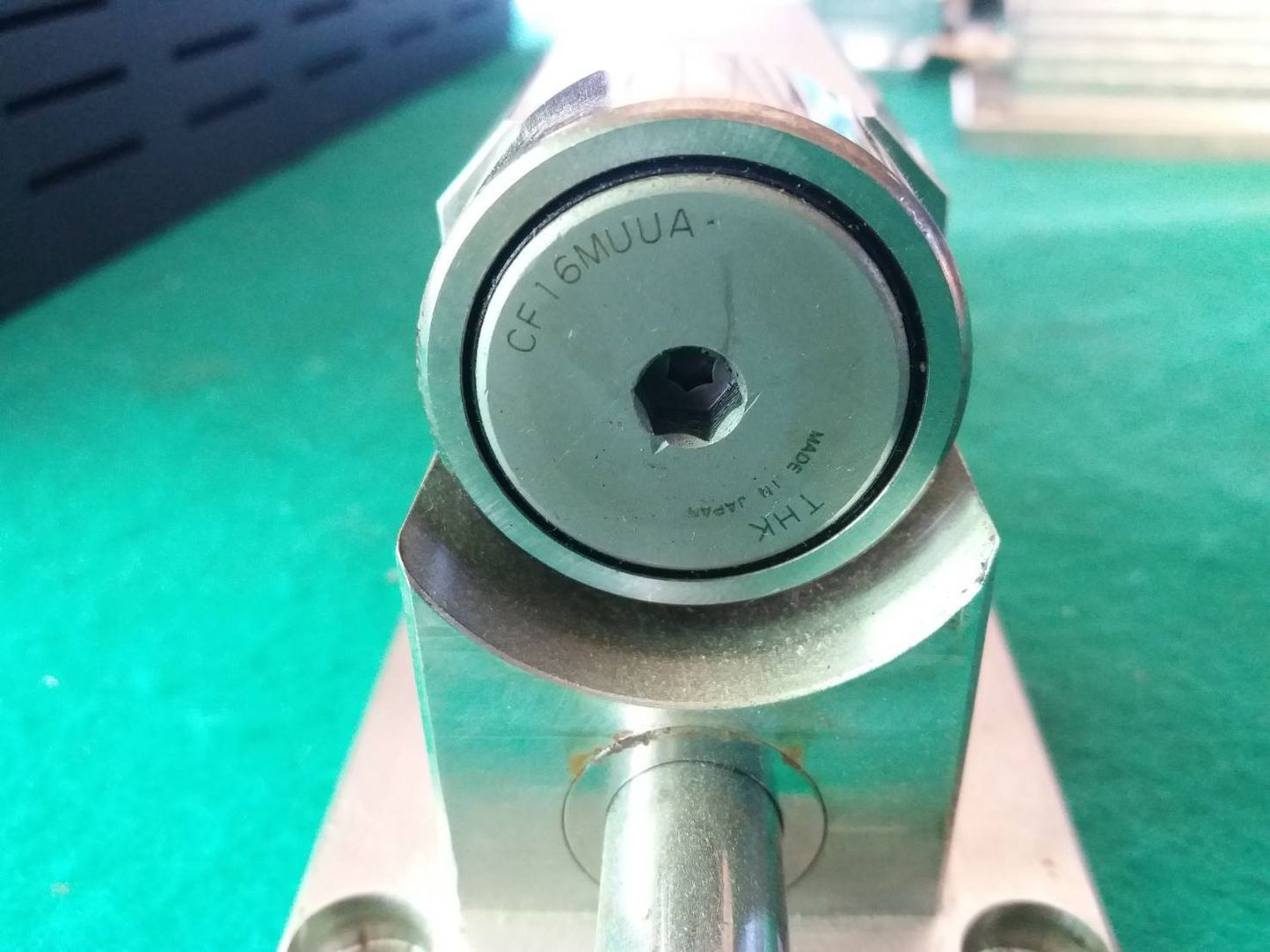 ลูกปืนลูกกลิ้ง ติดแท่นสแตนเลสตามภาพ ยี่ห้อ THK made in Japan