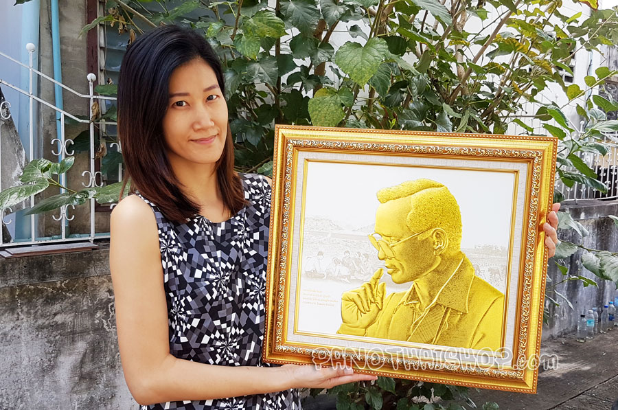 กรอบรูปในหลวงพิมพ์นูน 3 มิติเคลือบทอง ลายทรงพระเสโท