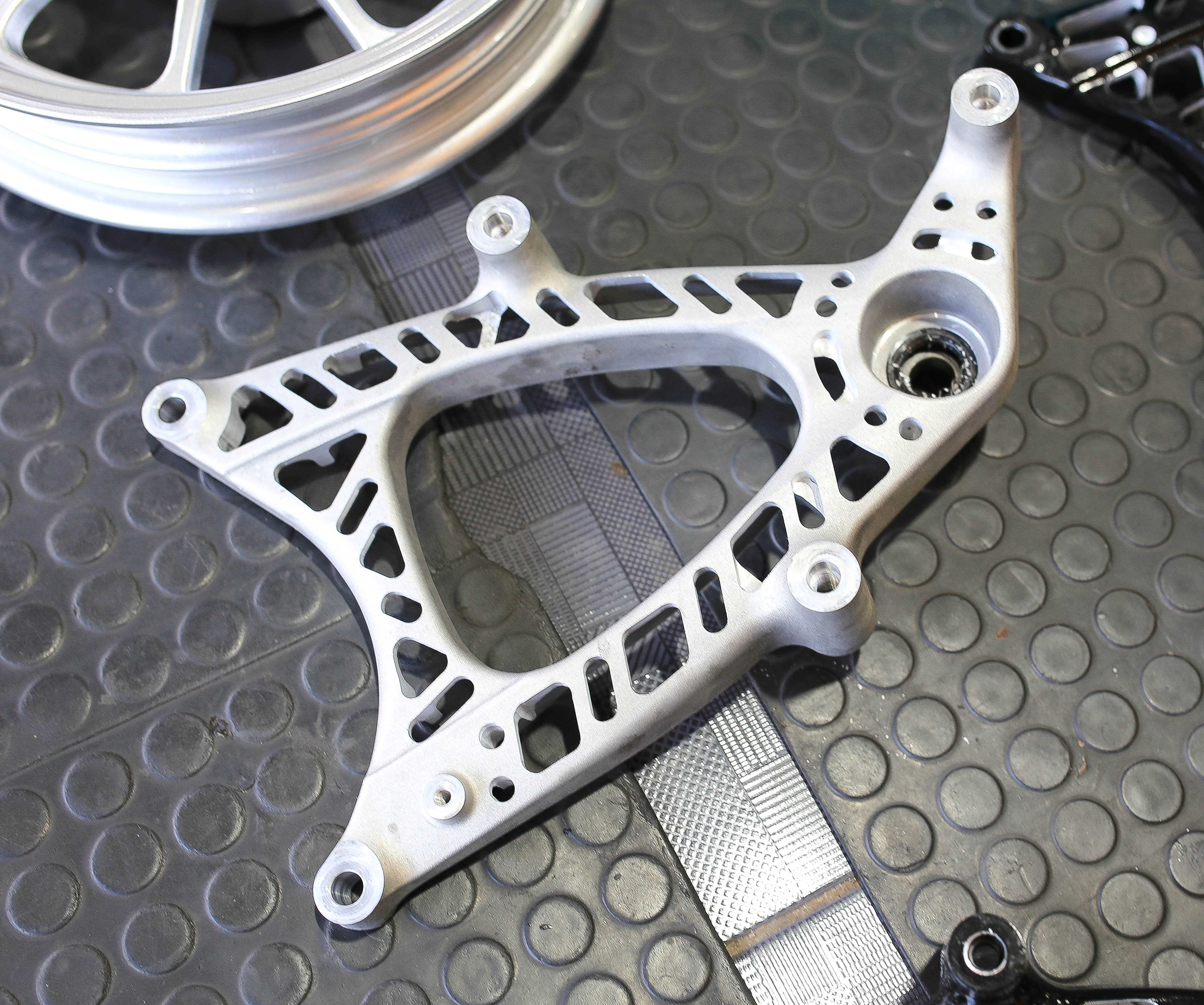 สวิงอาร์มแบบเจาะ GIORNO+ สีเงินสับ800 สีดำสับ1200