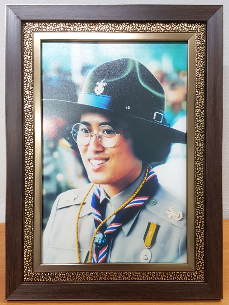 รูปสมเด็จพระเทพรัตนราชสุดาฯ สยามบรมราชกุมารี ทรงฉลองพระองค์ชุดลูกเสือ สุดคลาสสิค
