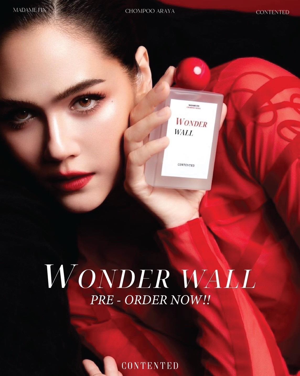 น้ำหอมแม่ชม สีแดง กลิ่น 𝑾𝒐𝒏𝒅𝒆𝒓 𝑾𝒂𝒍𝒍 CONTENTED BY CHOMPOO ARAYA พร้อมของแถม 4 ชิ้น