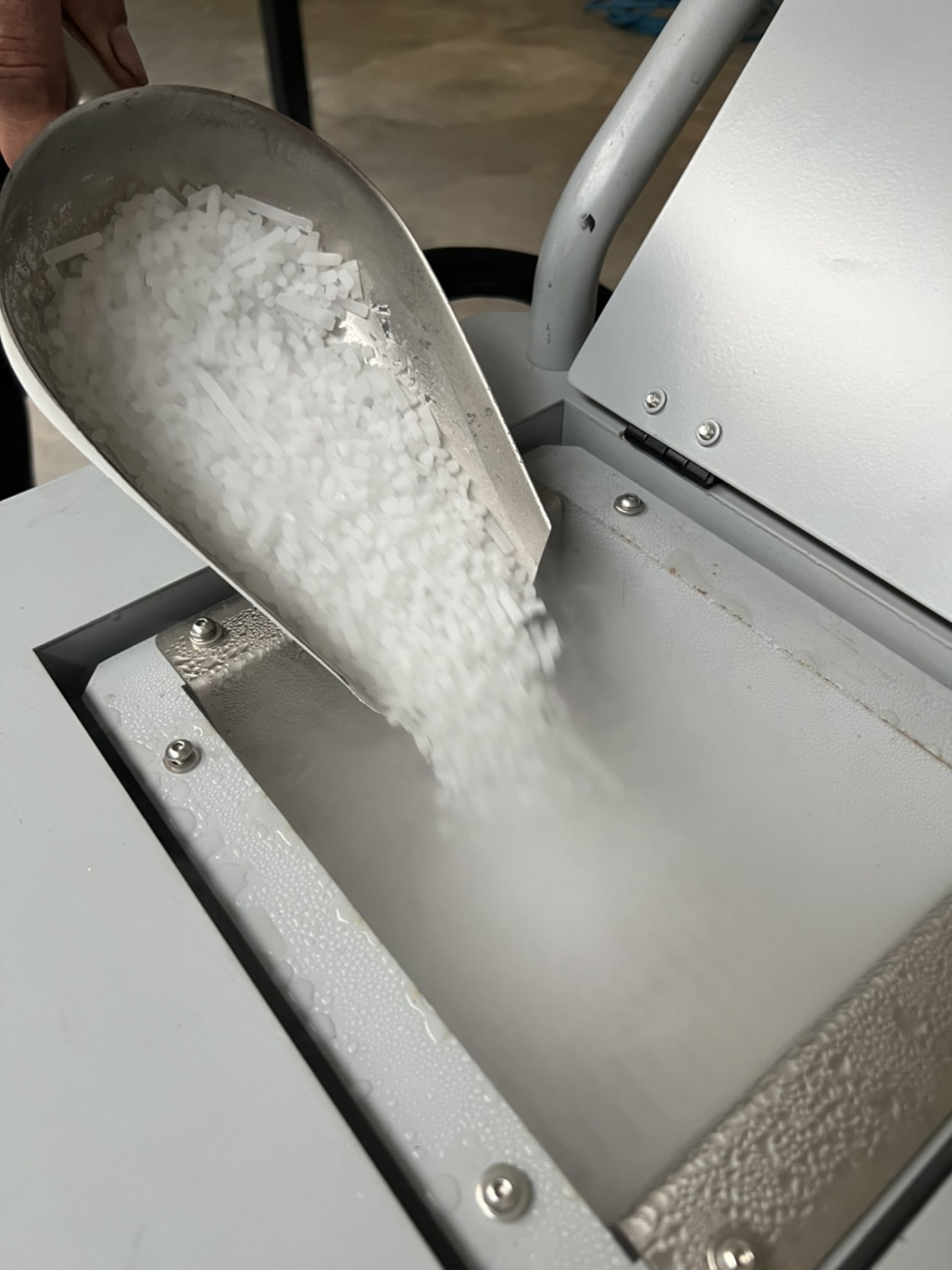 บริการพ่นทำความสะอาดด้วยระบบน้ำแข็งแห้ง Cold jet dry ice blasting