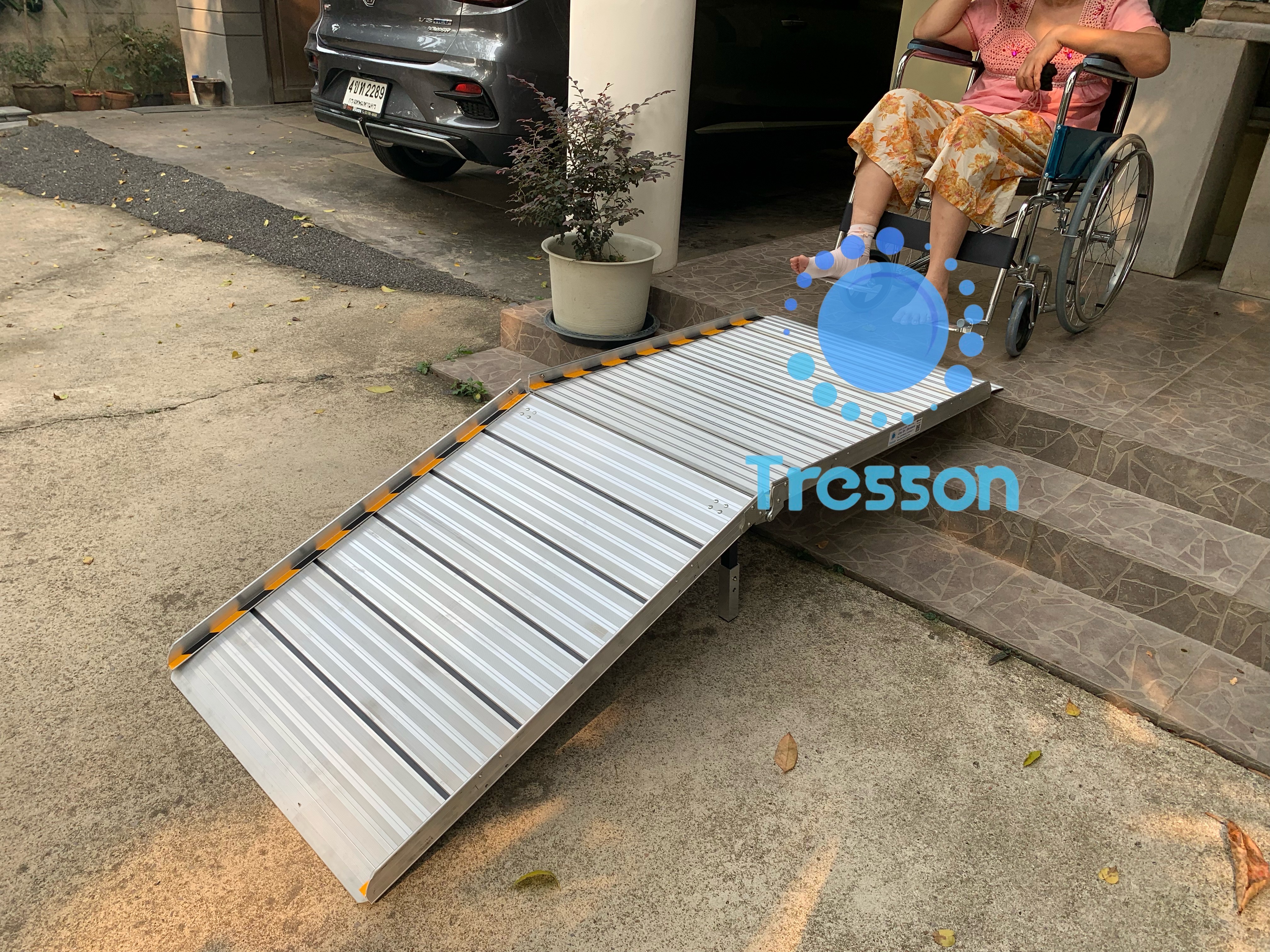 ทางลาดรถเข็นอลูมิเนียมยาวพิเศษ198ซม (198x75x5.5cm) มีขาตั้ง แบบพกพาได้ พับครึ่งขึ้น-ลง หนัก17 kg รับนน.สูงสุด300kg.** มีของพร้อมส่ง - Aluminium Rp 198x75x5.5cm.นน.17 kg