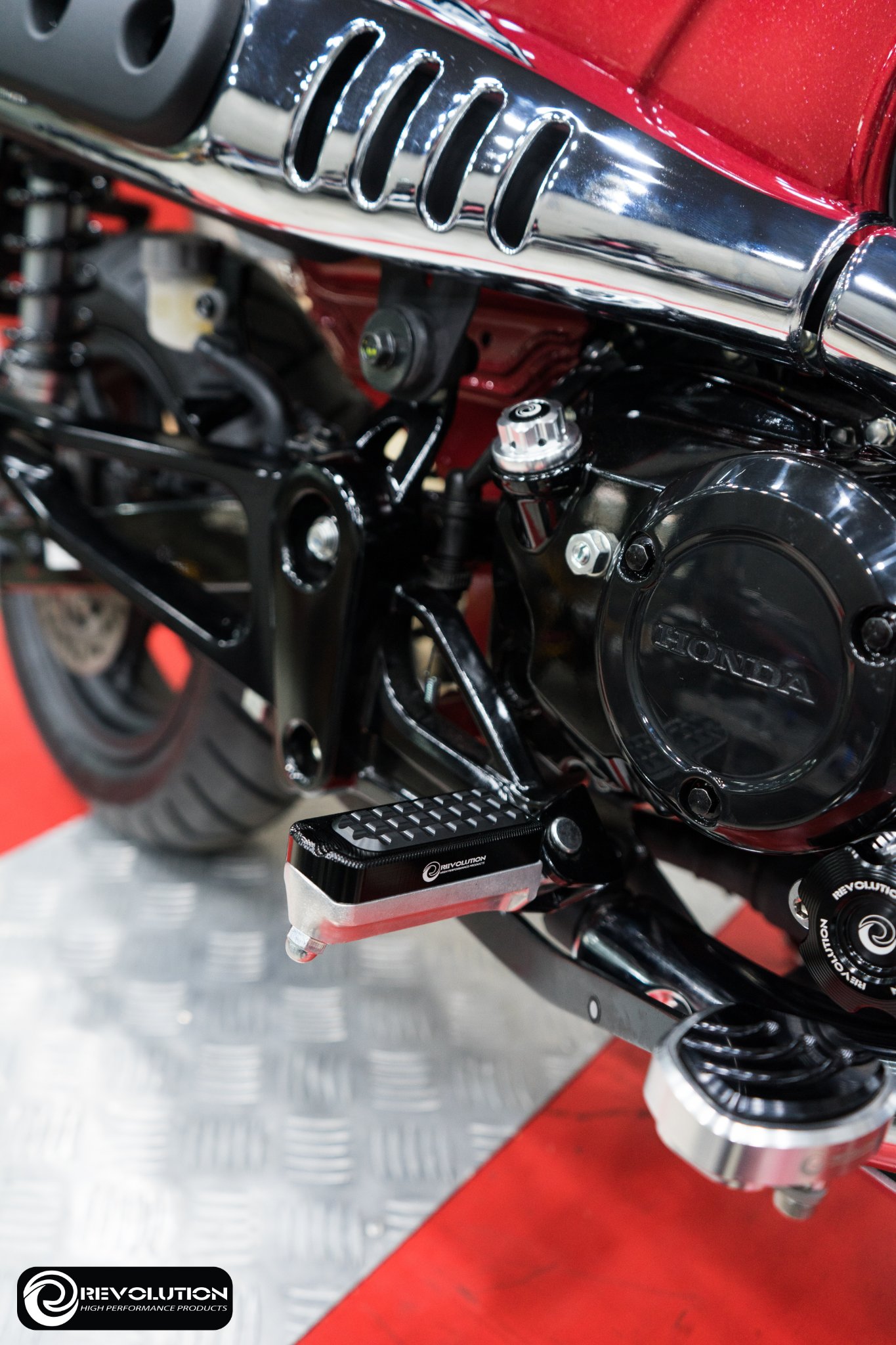 พักเท้าหน้า CNC REVOLUTION ST-125Dax/MONKEY-125 ราคา 1,650 บาท/คู่