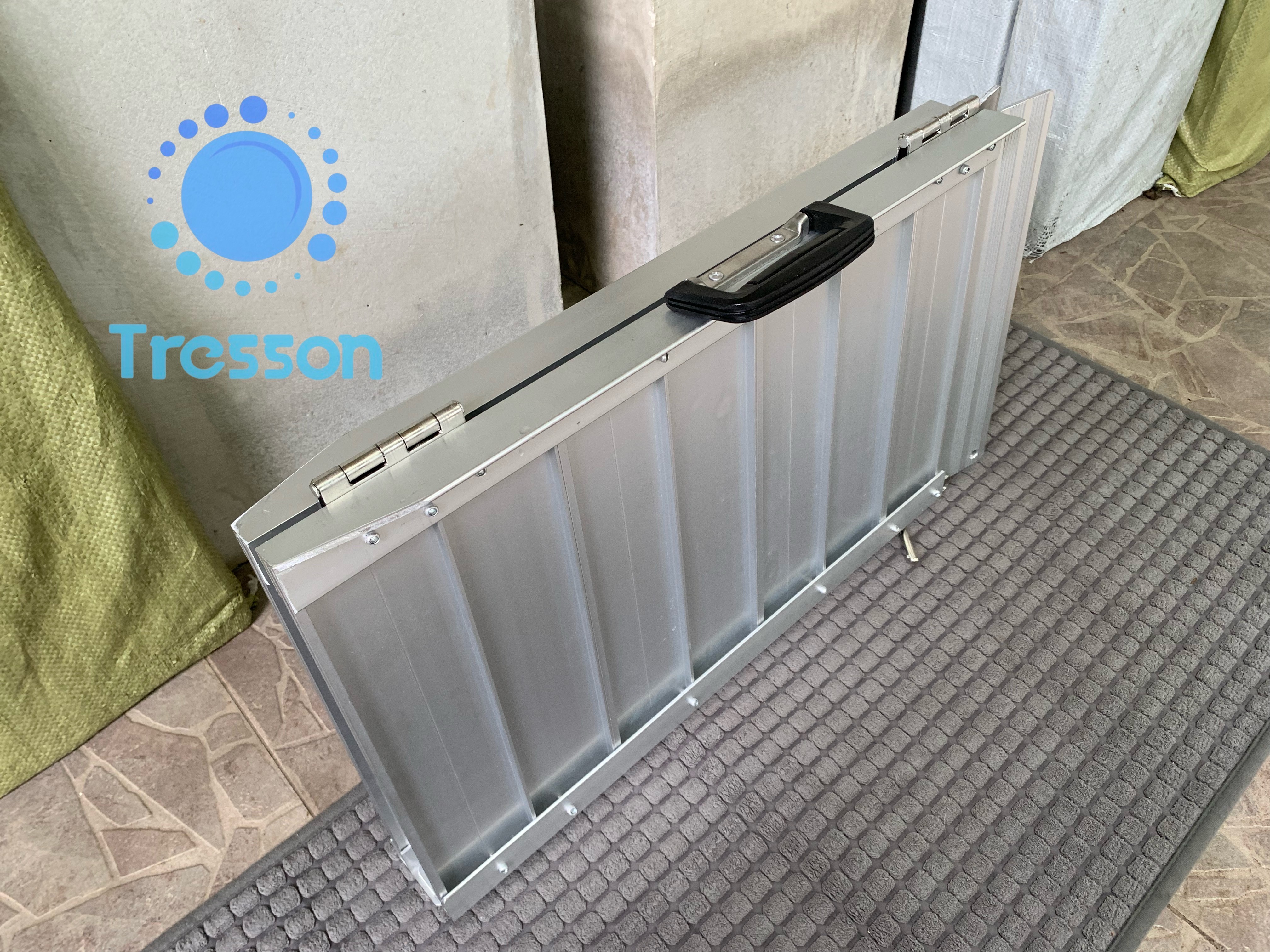 ทางลาดรถเข็นอลูมิเนียม รุ่นประหยัด ยาว2ฟุต กว้าง73ซม.นน.5.45 kg.พกพา พับได้ ใช้ได้กับความสูงถึง18 ซม.รับนน.275 kg