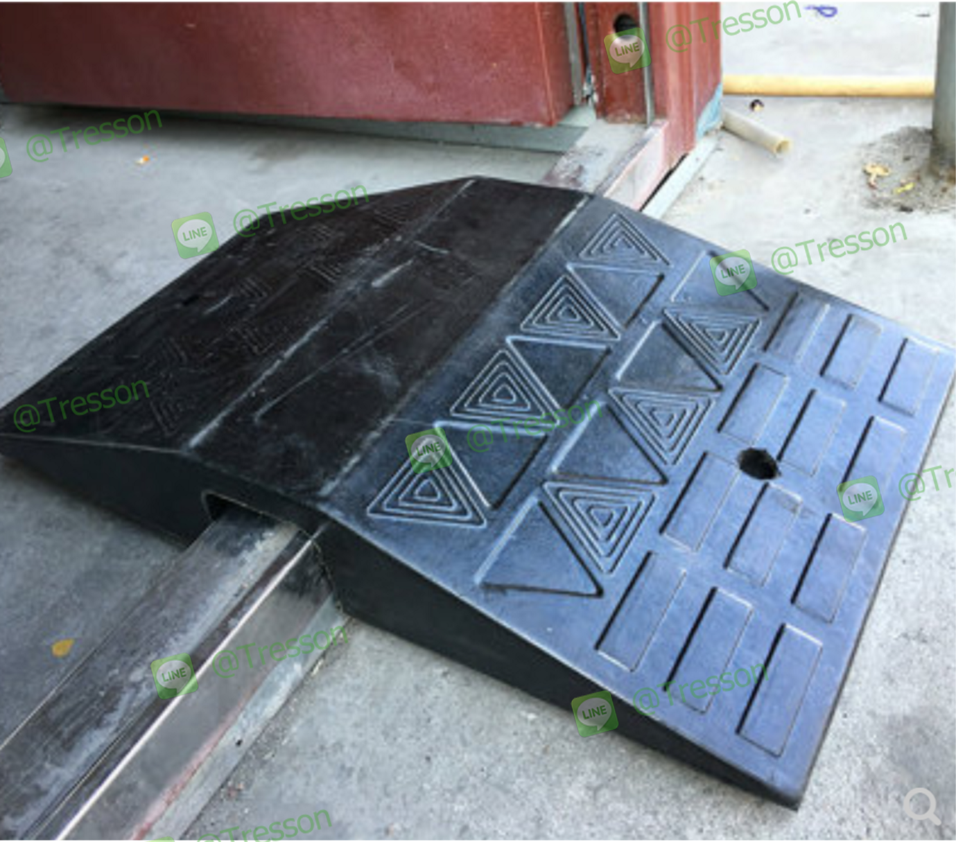 ทางลาดยางครอบท่อ ครอบสายไฟ ข้ามธรณีประตู สูง 11ซม. กว้าง 40ซม. ยาว 70ซม. ทรงmodern ขนาดช่อง 12x8cm นน.17kg.- Rubber Wire Cover Ramp 10x50x80 cm 17 kg