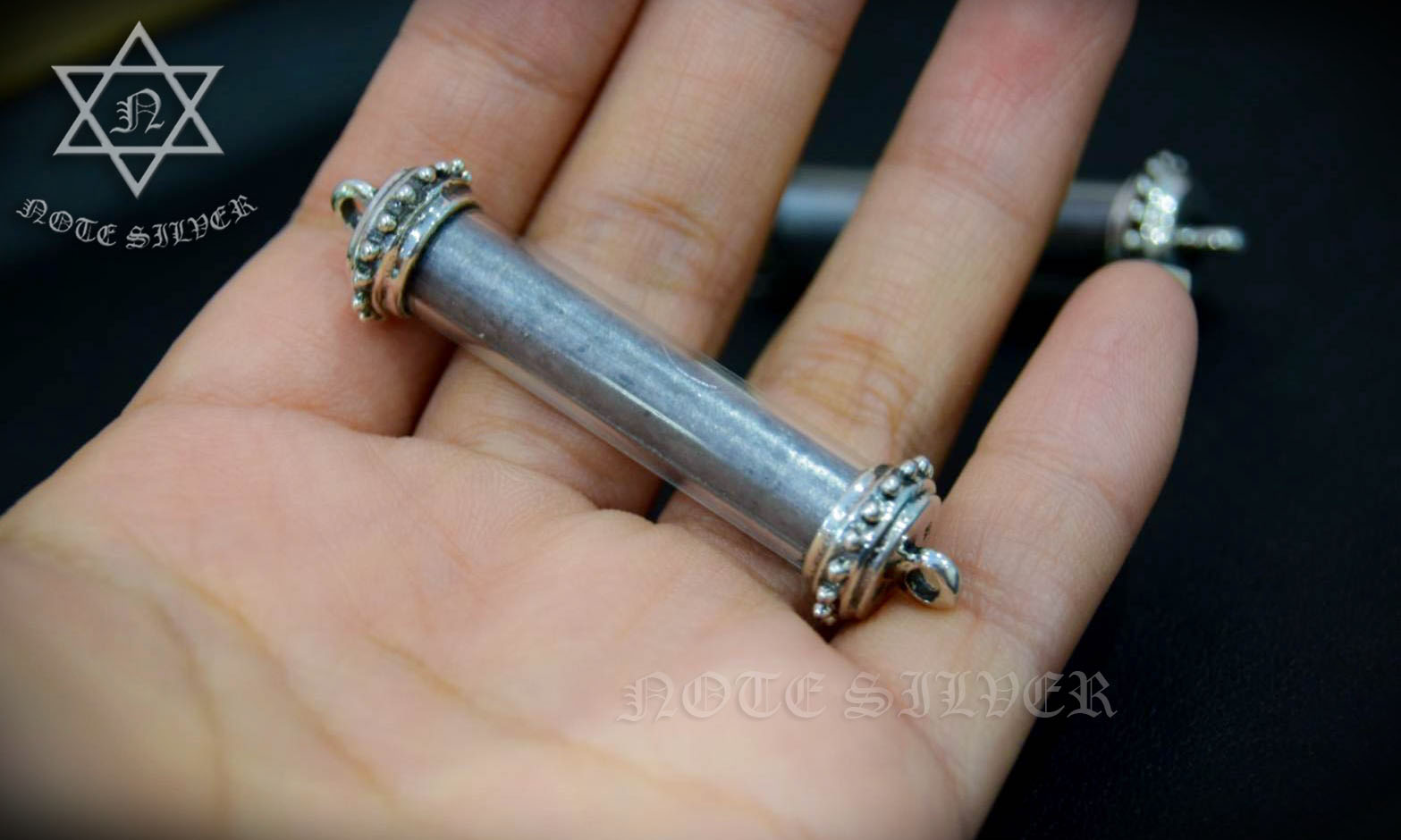 ตะกรุด สาริกาลิ้นทองคำ ปลอกตะกรุดเงินแท้ Sterling Silver 925 NSBL2724