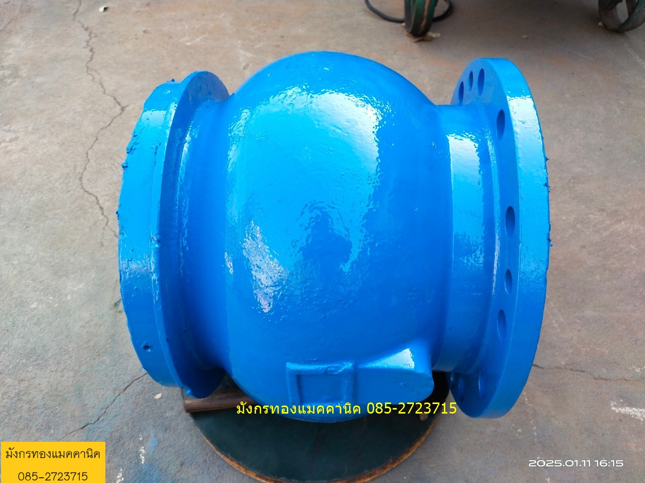 เช็ควาล์วหน้าแปลนแบบแนวตั้ง ขนาด 8 นิ้ว เป็นวาล์วชนิดปิดกั้นให้น้ำไหลไปในทิศทางเดียว ติดตั้งได้เฉพาะแนวตั้งเท่านั้น (ทางน้ำออก) การทำงานของวาล์วประเภทนี้ จะเป็นไปโดยอัตโนมัติ โดยที่น้ำจะไหลผ่านวาล์ว และลิ้นของวาล์วจะปิดกั้นทันทีที่น้ำหยุดเพื่อป้องกันความเ