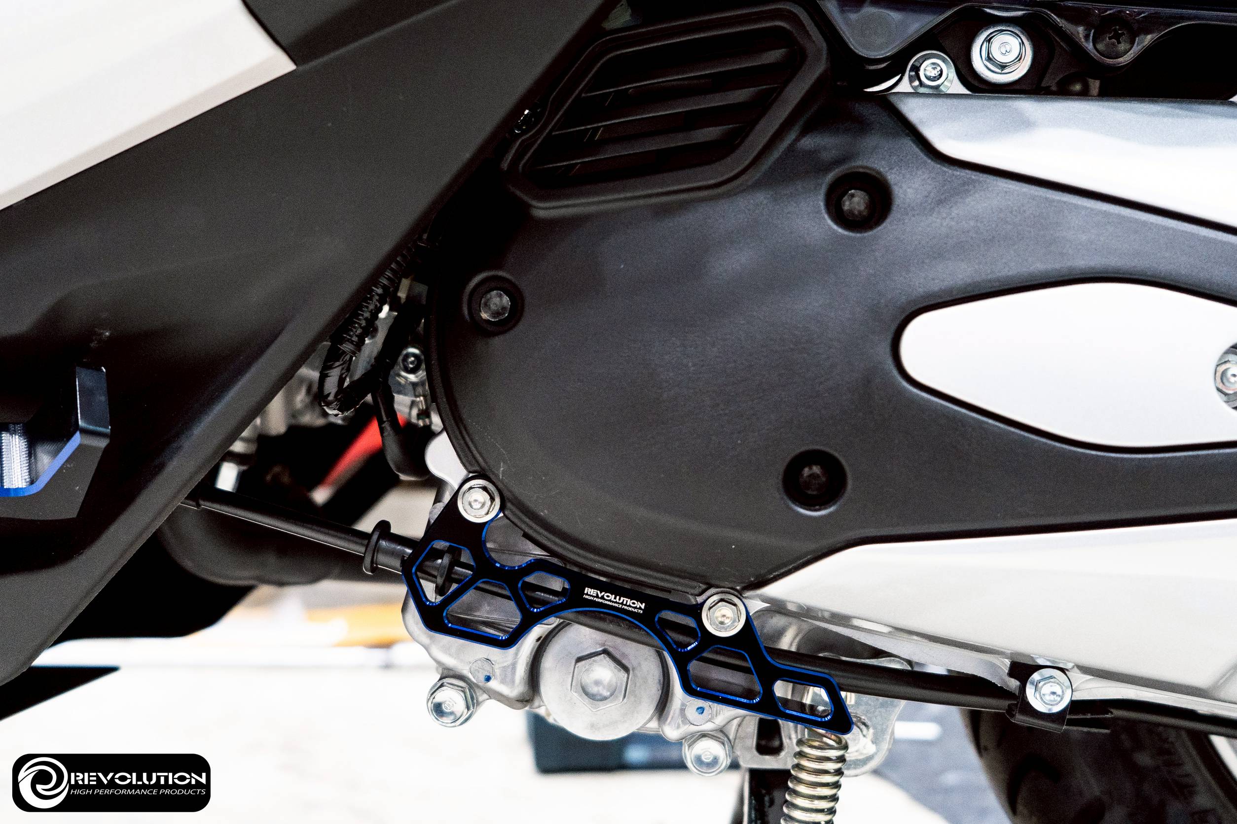 ตัวประคองสายเบรคหลัง CNC ทูโทน REVOLUTION GIORNO+/LEAD-125/PCX-160 STD/CLICK-160 - ดำแดง - ดำทอง - ดำเทา - ดำส้ม - ดำน้ำเงิน - ดำเขียว - ดำม่วง - ดำชมพู ราคา 950 บาท/ตัว