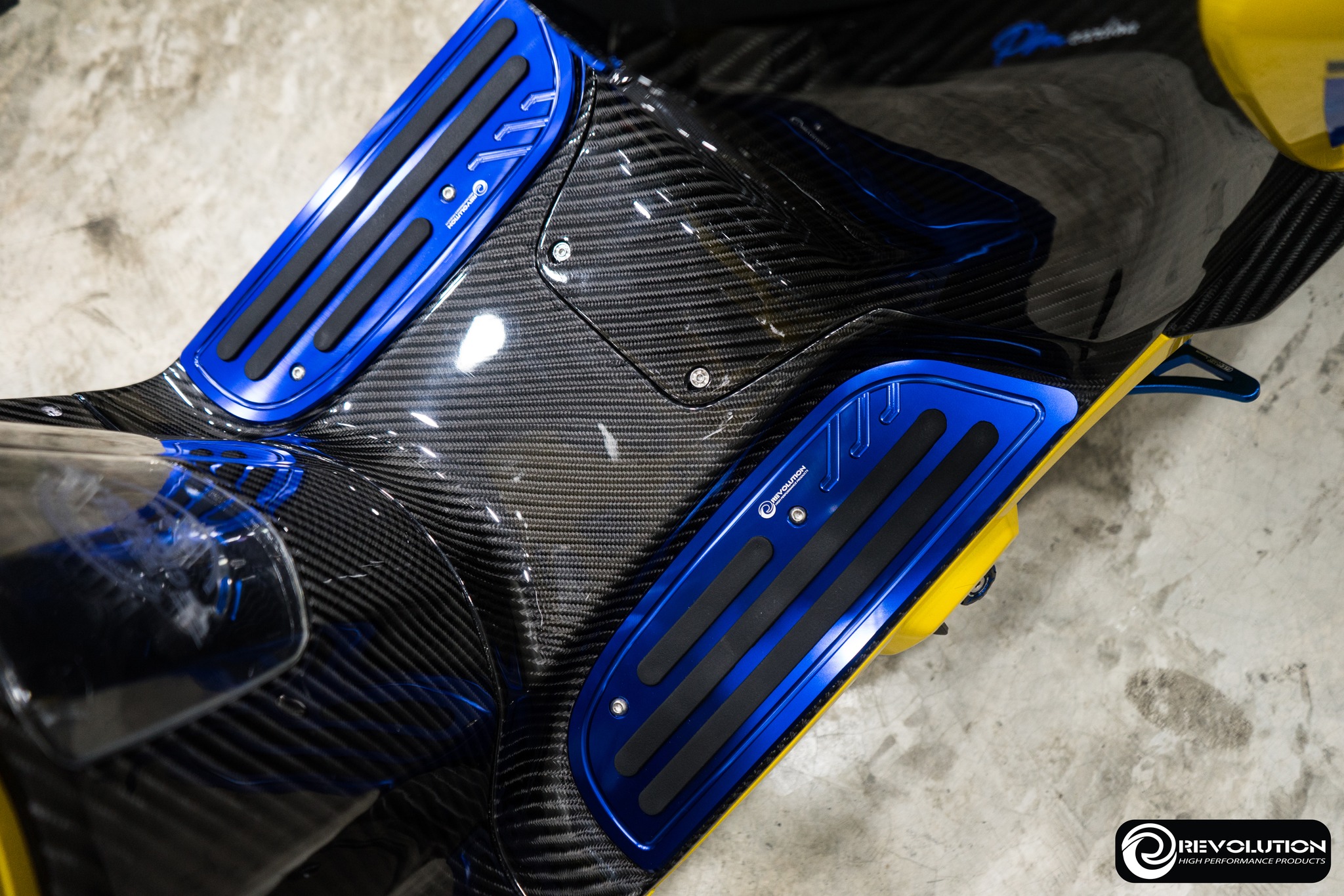 แผ่นรองพื้น (มีเนียม+ยาง) CNC REVOLUTION GIORNO+ - เงิน - แดง - ทอง- ดำ - เขียว - น้ำเงิน- ส้ม- ม่วง - ชมพู ราคา 1,480 บาท/ชุด