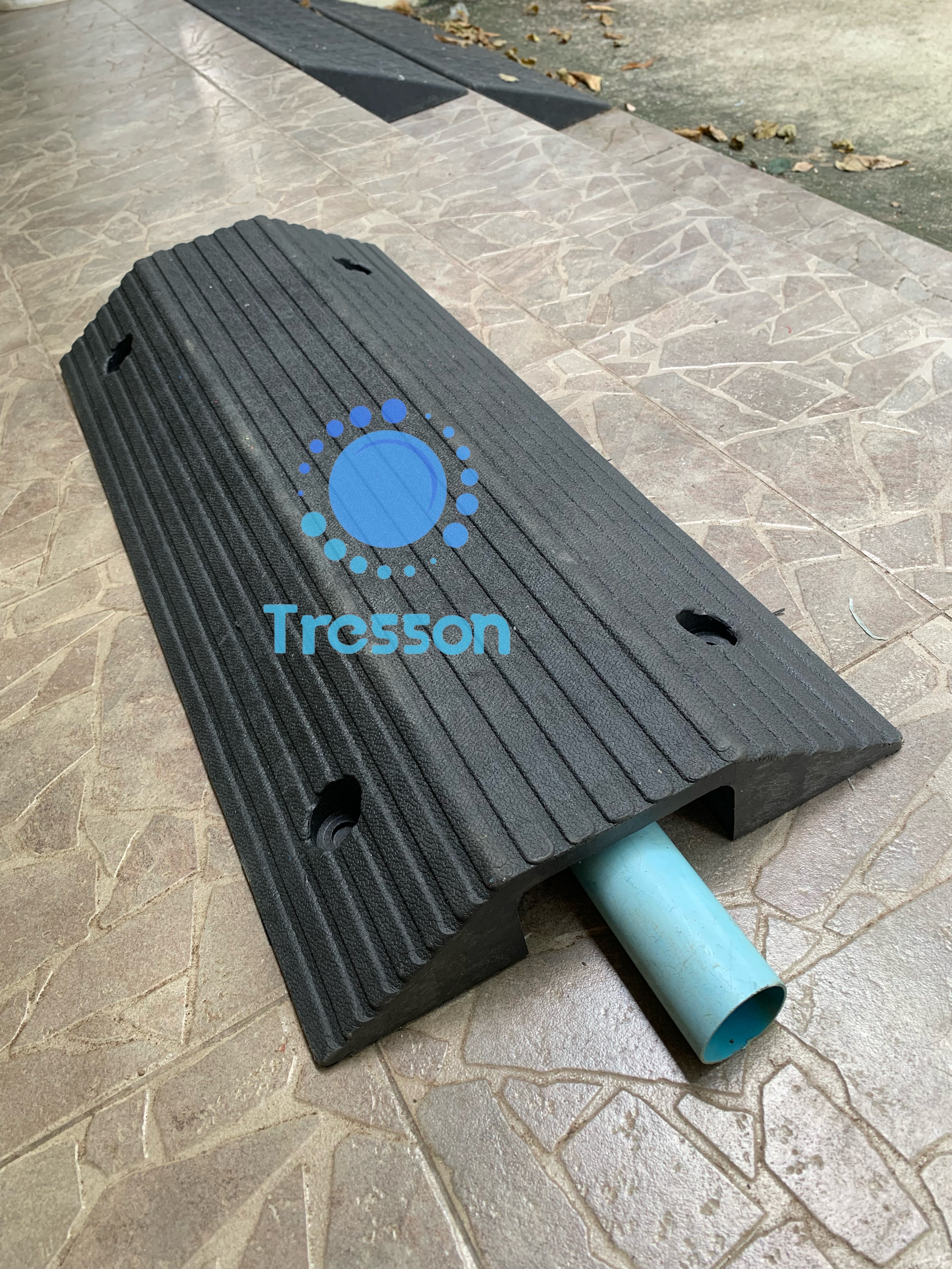 ทางลาดยางครอบท่อ ครอบสายไฟ ข้ามธรณีประตู สูง 8 ซม. กว้าง 40 ซม. ยาว 80 ซม(ด้าน) ขนาดช่อง 12x6 cm-นน.7 kg รับนน.สูงสุด700kg. Rubber Wire Cover Ramp 8x40x80 cm 13 kg