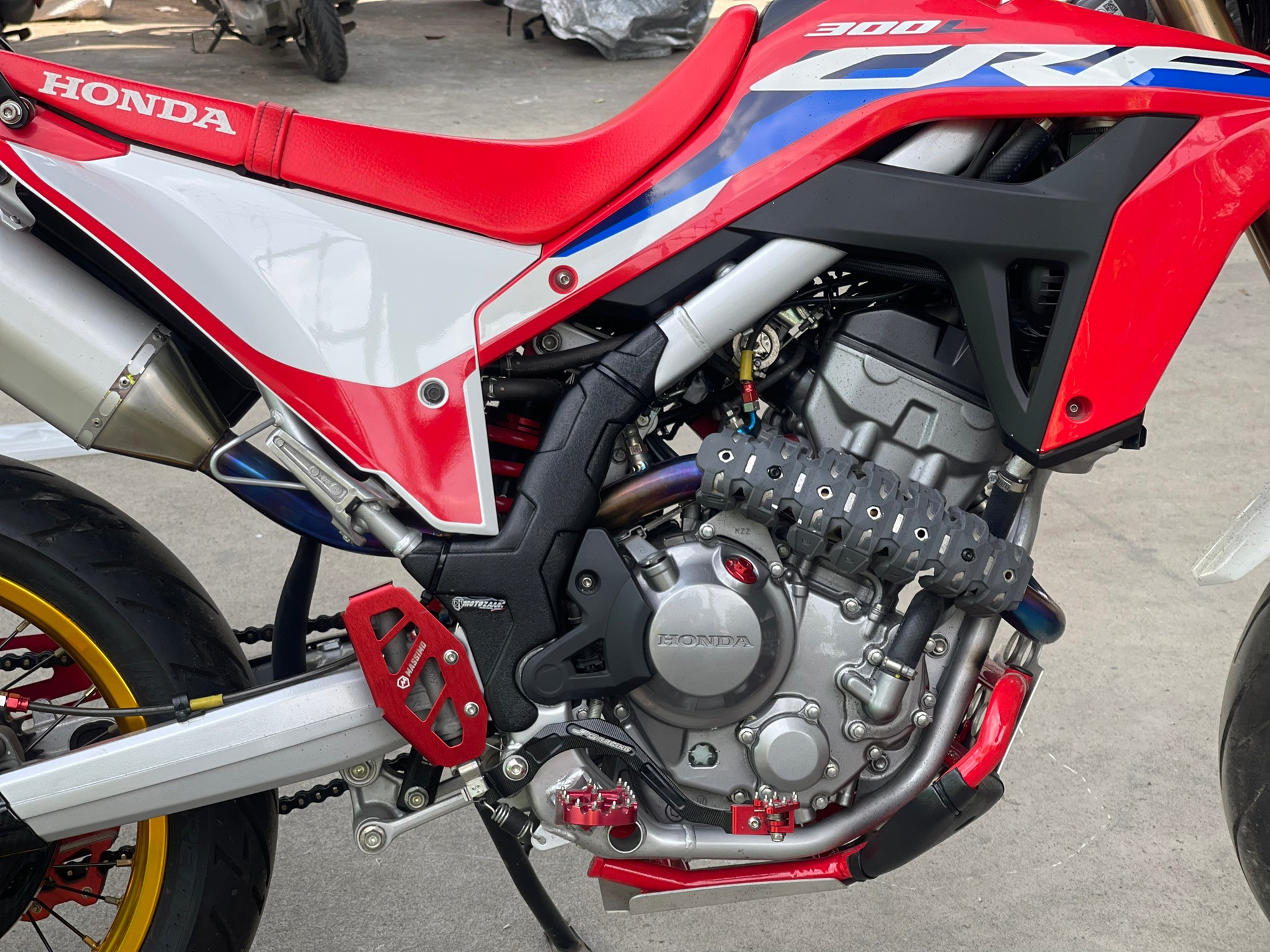 ครอบเฟรมกันรอย CRF300L 890฿ motozaaa