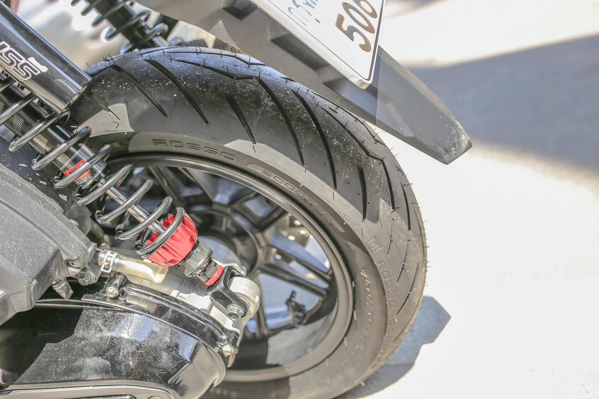 ยาง Pirelli Rosso Scooter 120/70-15 ราคา2300 150/70-14 ราคา2800