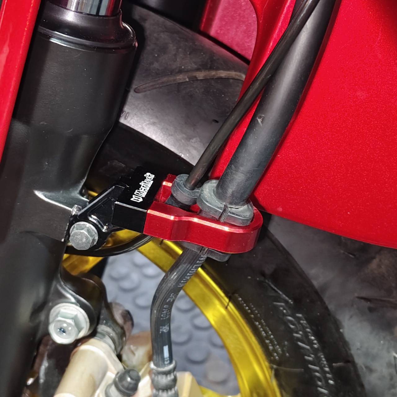 ขายึดสายน้ำมันดิสเบรคหน้า CNC MORITECH สำหรับรุ่น : GIORNO-125 / LEAD-125 / PCX-160