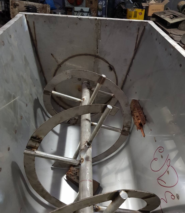 เครื่องผสมปุ๋ย ปุ๋ยเคมี ถังสแตนเลส แนวนอน ขนาด 300kg มอเตอร์ 3HP