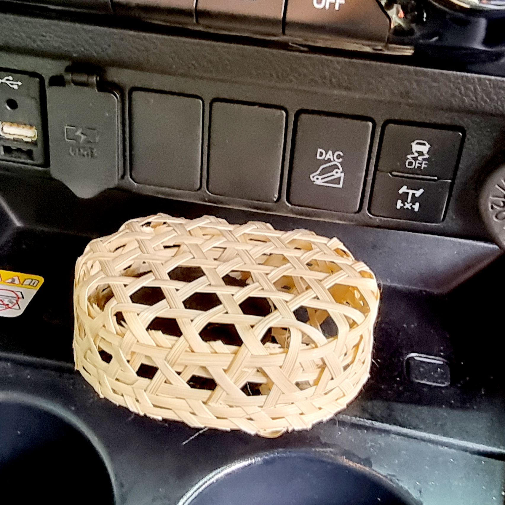 ถ่านดูดกลิ่นในชะลอม ถ่านดูดกลิ่น ช่วยดับกลิ่นอับปรับอากาศบริสุทธิ์ ดูดกลิ่นในตู้เย็น ในรถยนต์ ในตู้เสื้อผ้า ห้องน้ำ