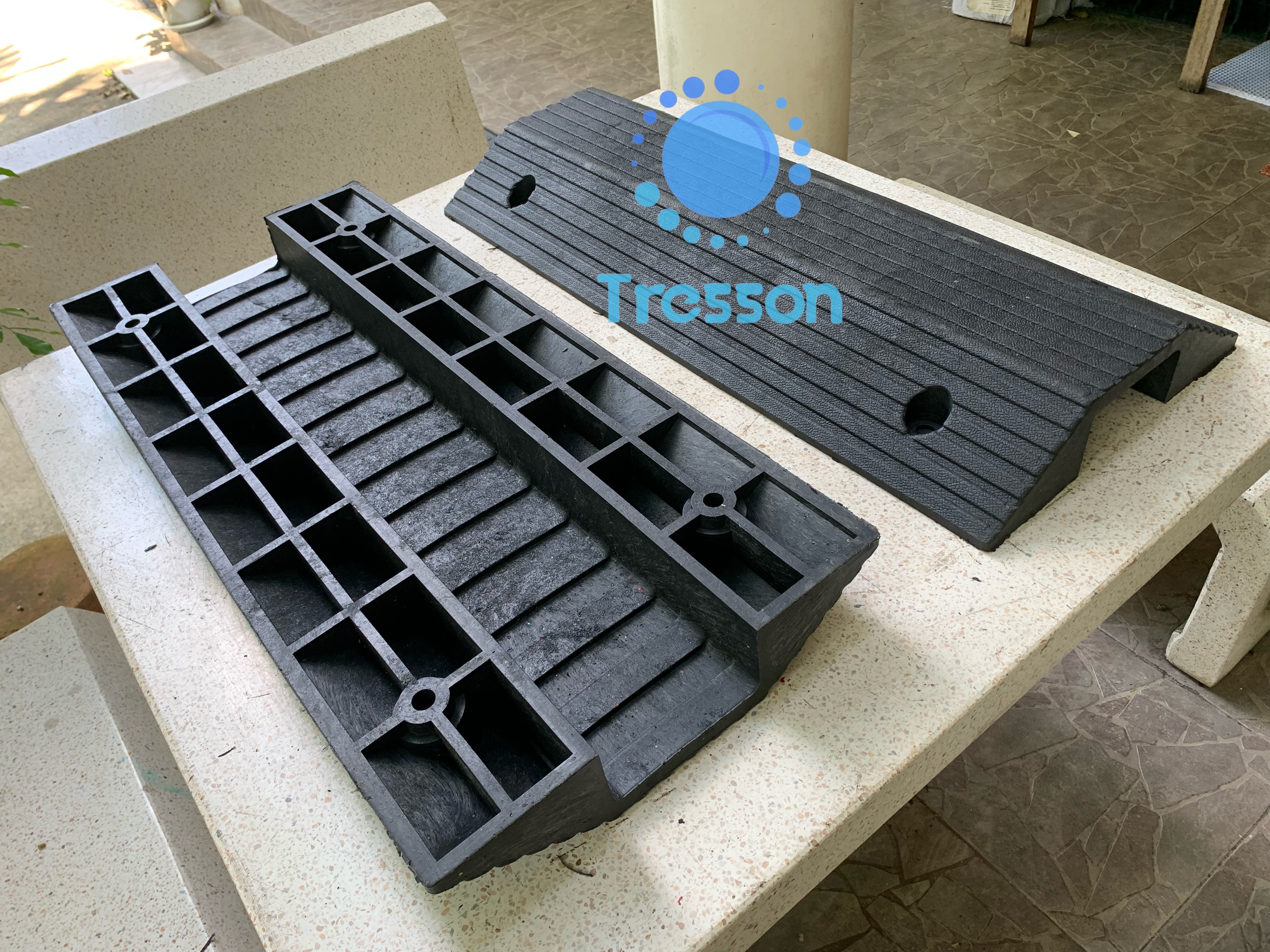 ทางลาดยางครอบท่อ ครอบสายไฟ ข้ามธรณีประตู สูง 8 ซม. กว้าง 40 ซม. ยาว 80 ซม(ด้าน) ขนาดช่อง 12x6 cm-นน.7 kg รับนน.สูงสุด700kg. Rubber Wire Cover Ramp 8x40x80 cm 13 kg