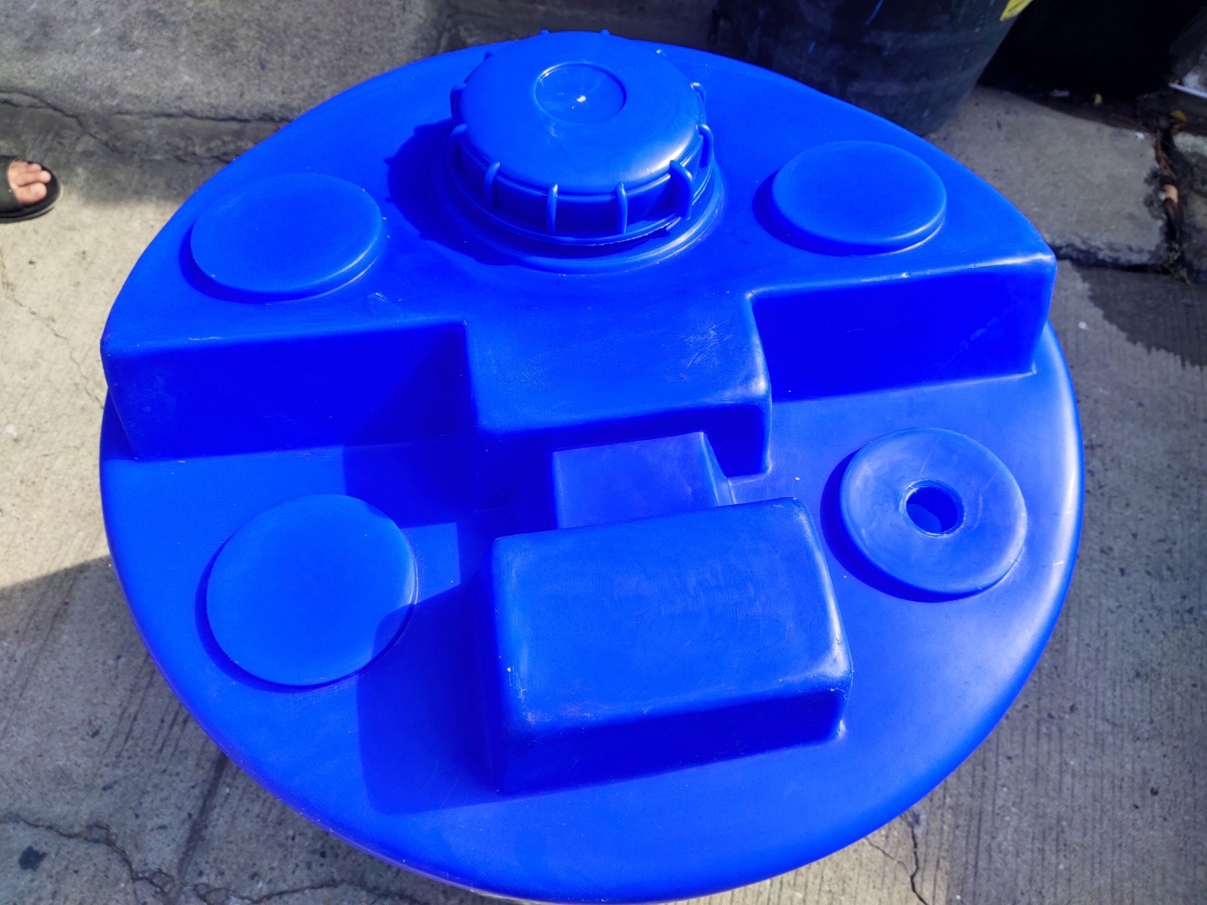 ถังน้ำ ขนาด 200ลิตร สีน้ำเงิน มีรูสำหรับต่อเข้ากับก้อก. ต่อกับปั้มได้ มีสเกลบอกระดับน้ำ กทม.ราคาใบละ 1190 ส่งต่างจังหวัด ราคาใบละ 1490