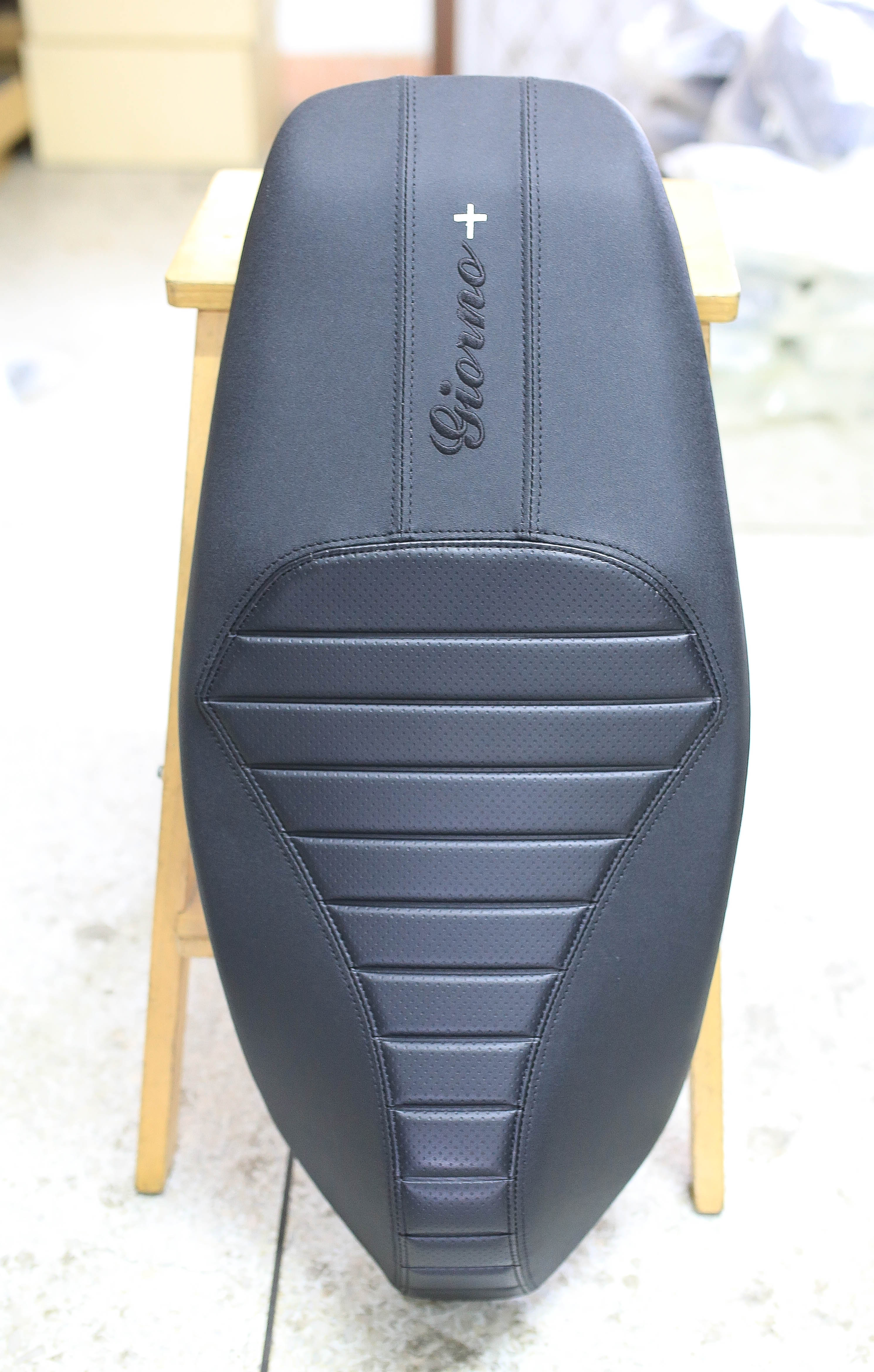 เบาะ Honda Giorno+ โครงเทียม หน่อยวัดด่าน มี 3 สีให้เลือก ดำด้ายแดง ดำด้ายดำ เบาะแดง