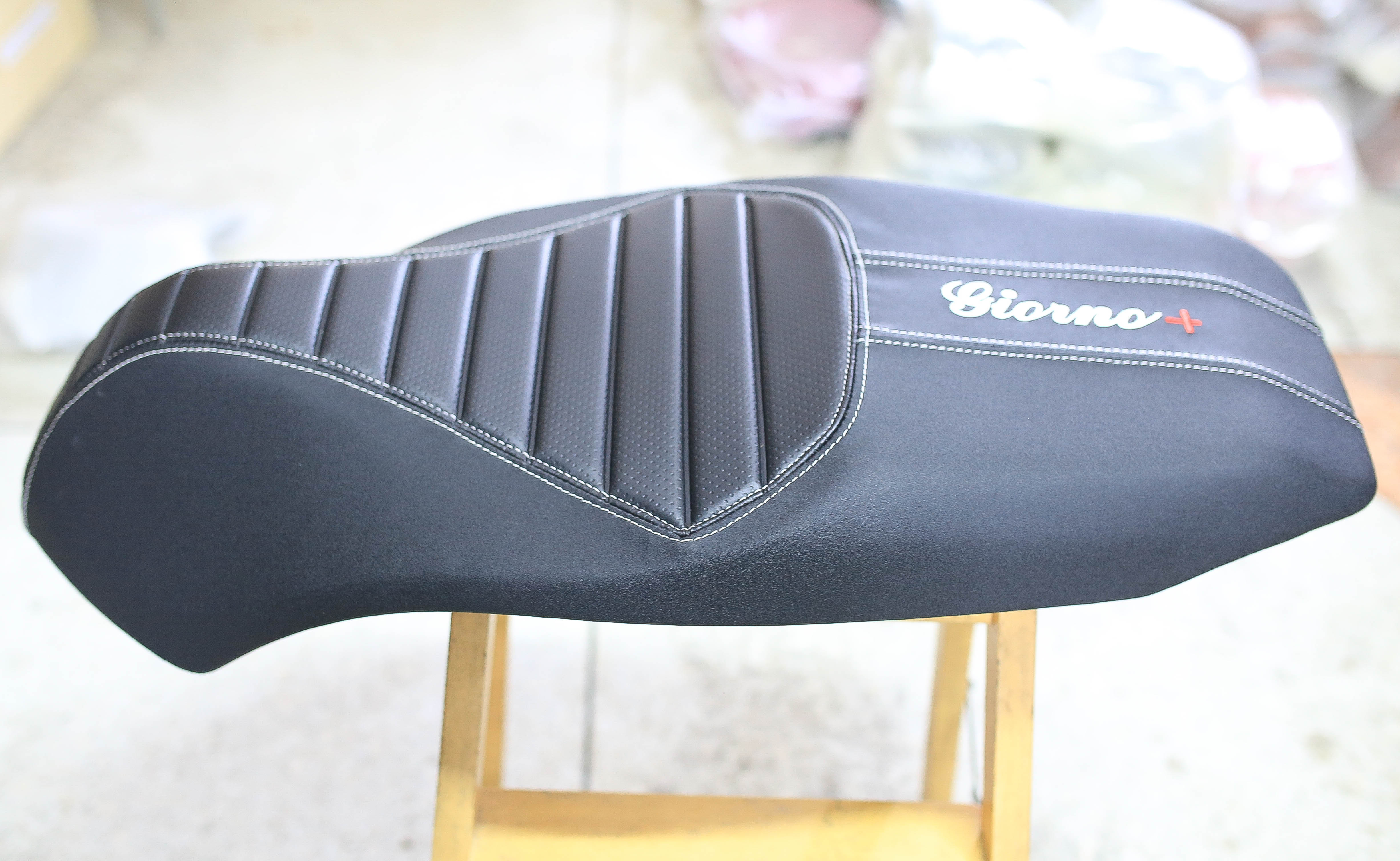 เบาะ Honda Giorno+ โครงเทียม หน่อยวัดด่าน มี 3 สีให้เลือก ดำด้ายแดง ดำด้ายดำ เบาะแดง