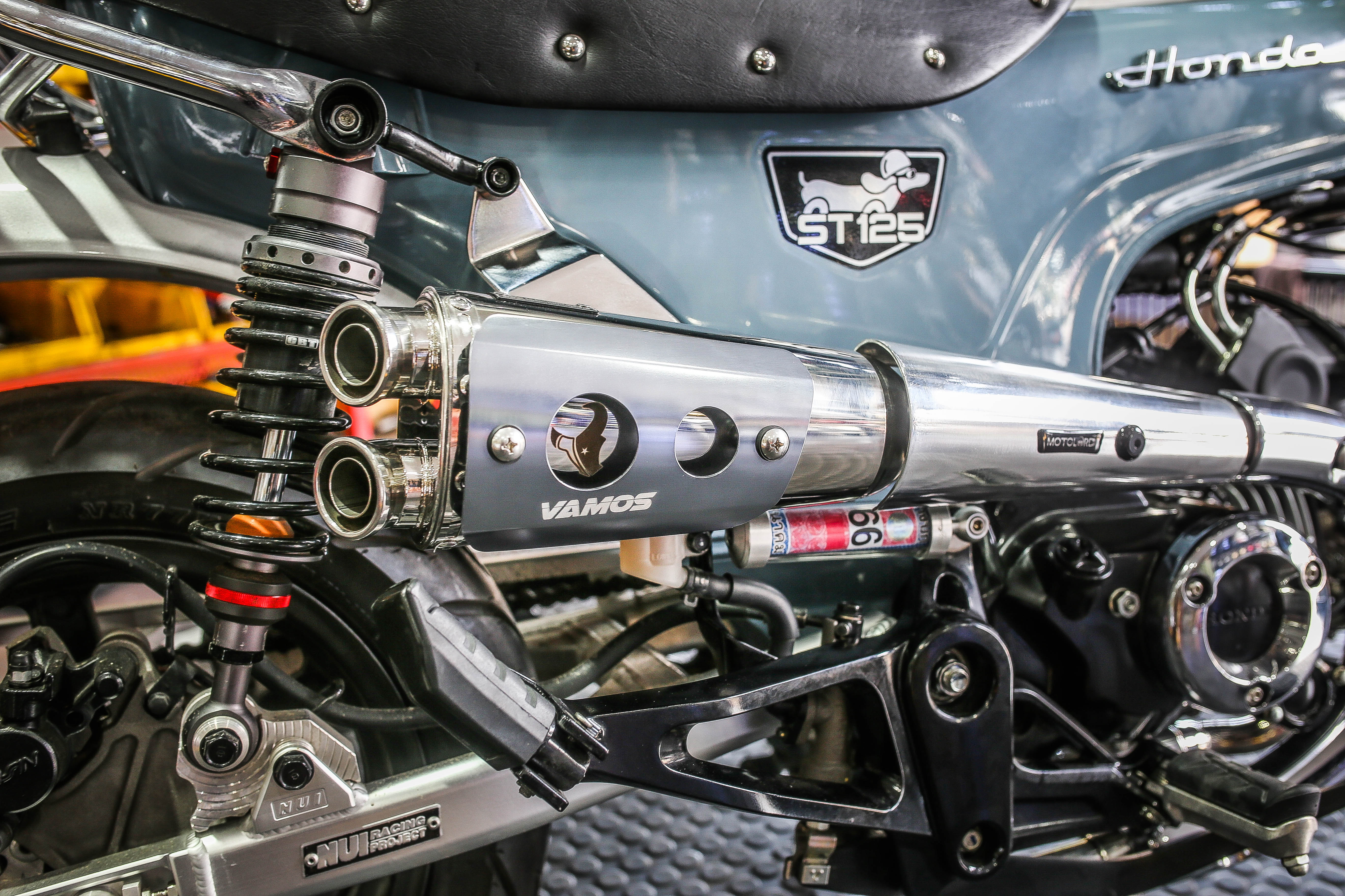 ท่อ DAX125 MotolordD x Vamos ตรงรุ่น เสียง นุ่ม ไพเราะ วัสดุน้ำหนักเบา ให้อัตตราเร่งที่ดี มาพร้อมอุปกรณ์ติดตั้งครบ ท่อมี มอก. ใช้งานได้สบายใจ ท่อ DAX125 VAMOS ราคา 8900 บาท