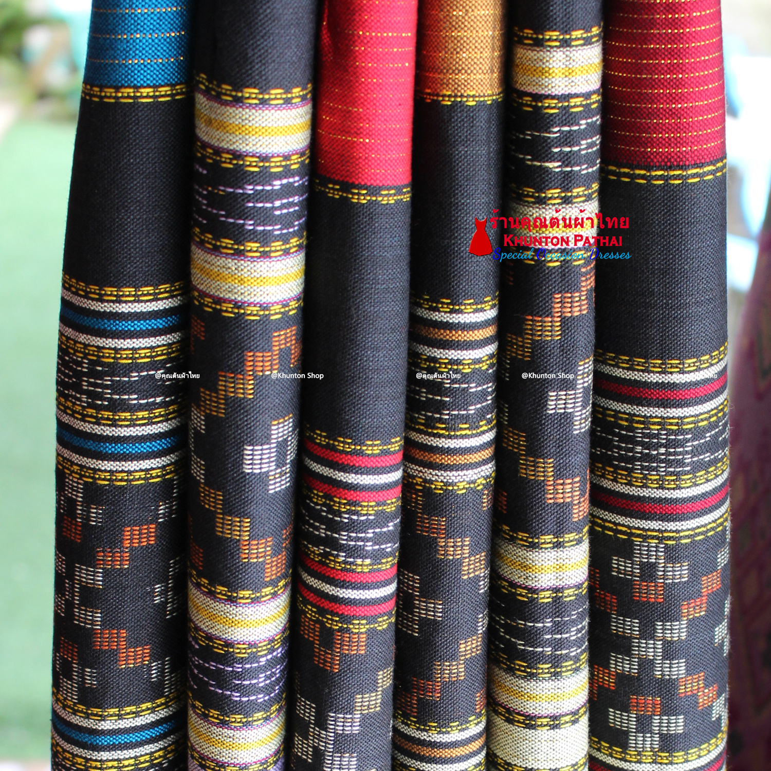 18F-01 ผ้าถุงฝ้าย ทอลายทั้งผืน ลายไทลื้อ มีซับกาว(อัดกาว) เย็บแบบป้ายข้างติดตะขอ ขนาดฟรีไซส์ ปรับได้ตามขนาดเอว ใส่ได้ไม่เกินเอว 42 นิ้ว ทอเครื่อง