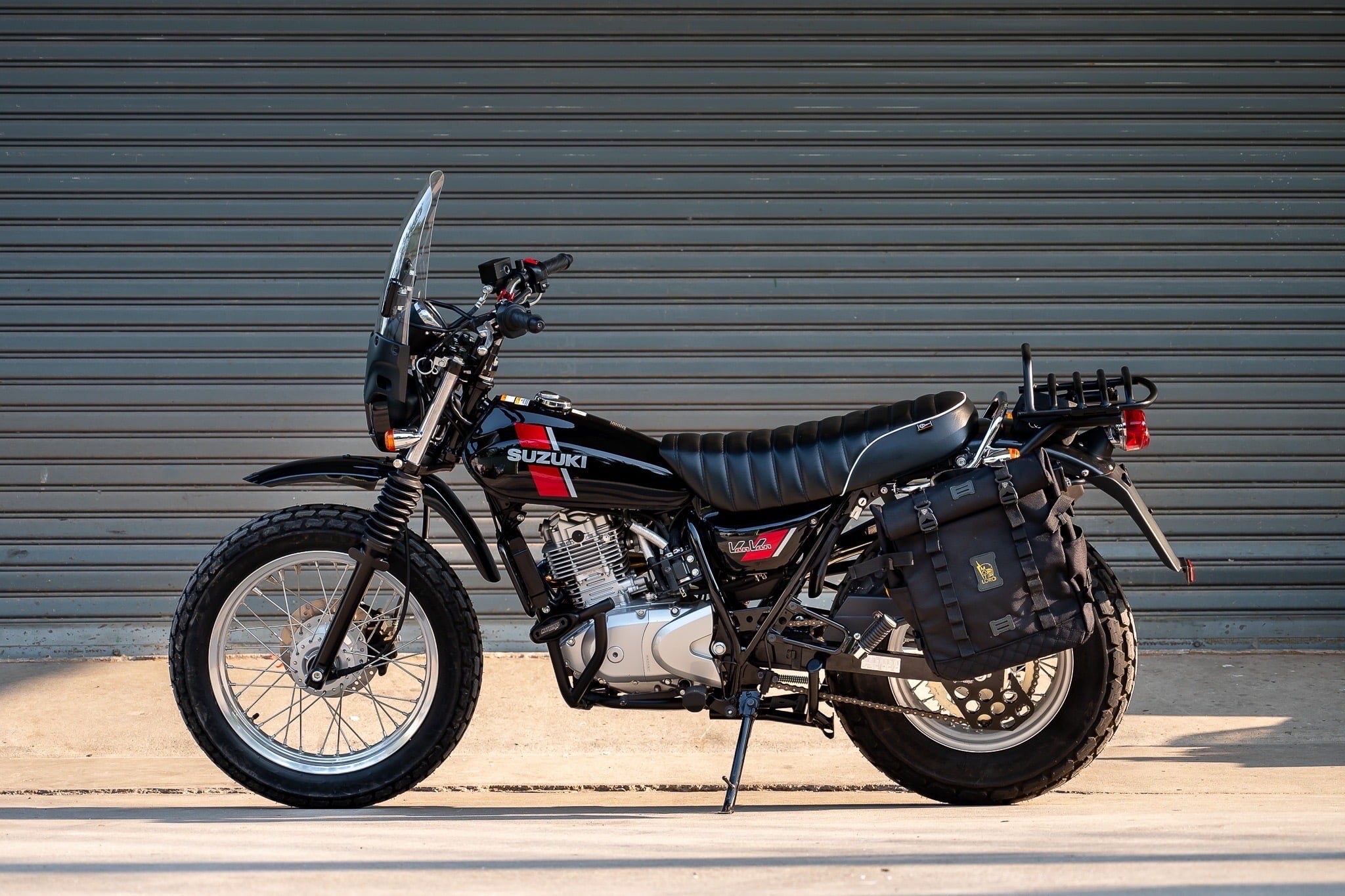 ของแต่ง Suzuki VanVan 200 MOTOZAAA VanVan200 / 125 1.ชิวหน้า V.1 2200฿ 2.ชิวหน้า V.2 2700฿ มีหน้ากาก 3.ชุดบังโคลนหน้า 2900฿ 4.แคชบาร์ 3990฿ ( มาพร้อมกันแคร้ง การ์ใต้ท้องเครื่อง ) 5. แร็คท้าย 3500฿ 6.แร็คกระเป๋าตัวใหญ่ 2100 ฿ 7.กระเป๋าข้างกันน้ำ 2690฿ 8.กั