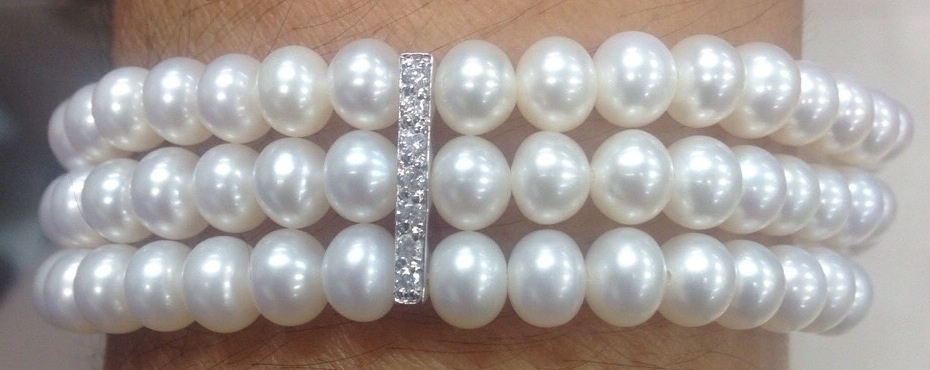สร้อยข้อมือไข่มุกแท้ สีขาว แบบ 3 ชั้น 5-6 มิล คั่นด้วยข้อเพชรสองอัน
