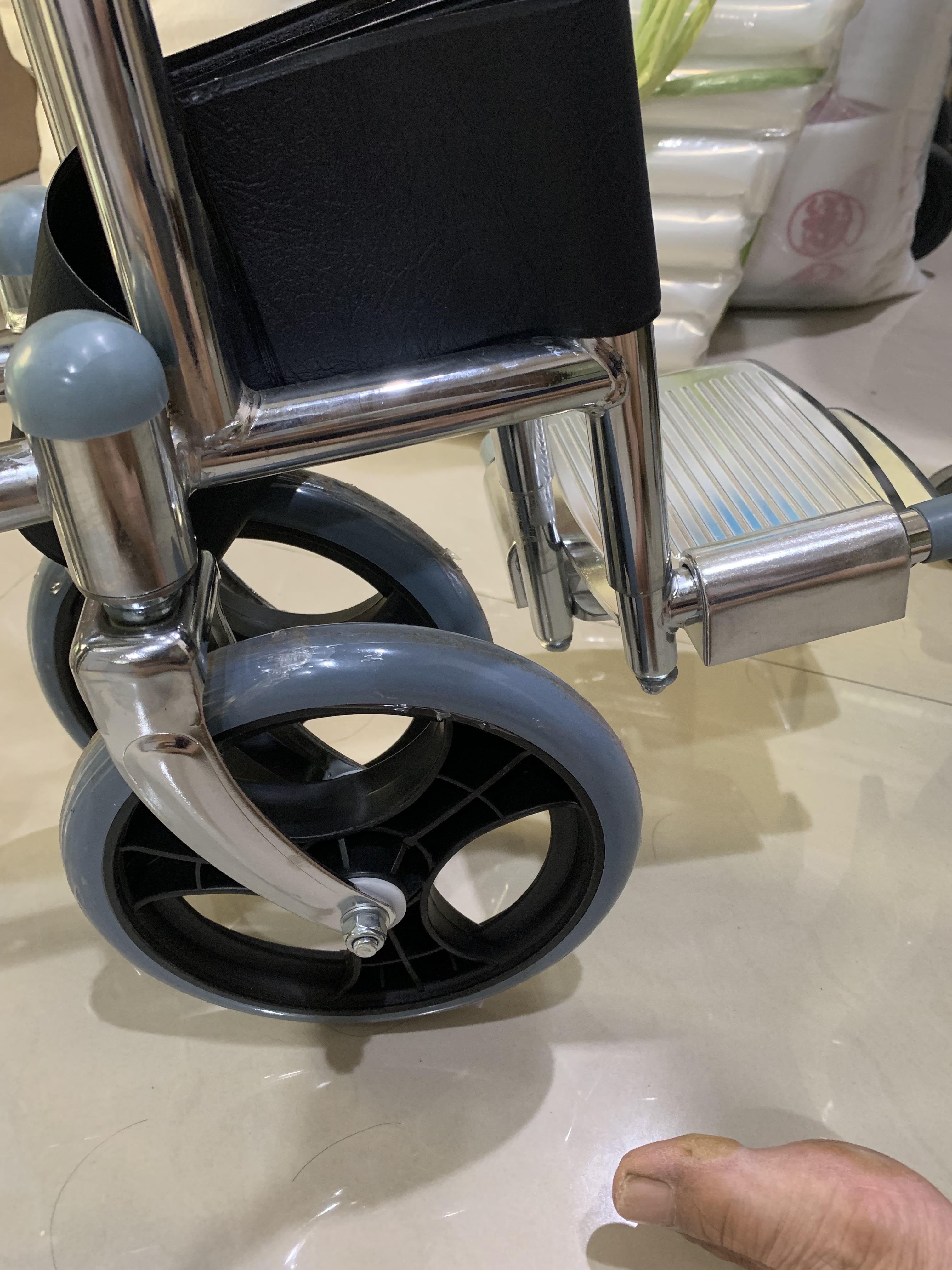 รถเข็นผู้ป่วย แบบธรรมดา รุ่นTS02 พับเก็บได้ สเปค ร.พ. โครงเหล็กชุบโครเมี่ยม ขนาด กxลxส 64x106x85cm.ระบบเบรกมือและเบรกห้ามล้อ