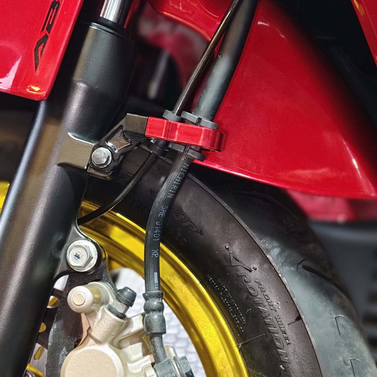 ขายึดสายน้ำมันดิสเบรคหน้า CNC MORITECH สำหรับรุ่น : GIORNO-125 / LEAD-125 / PCX-160